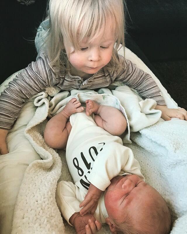 Den nyfödde med sitt syskon.