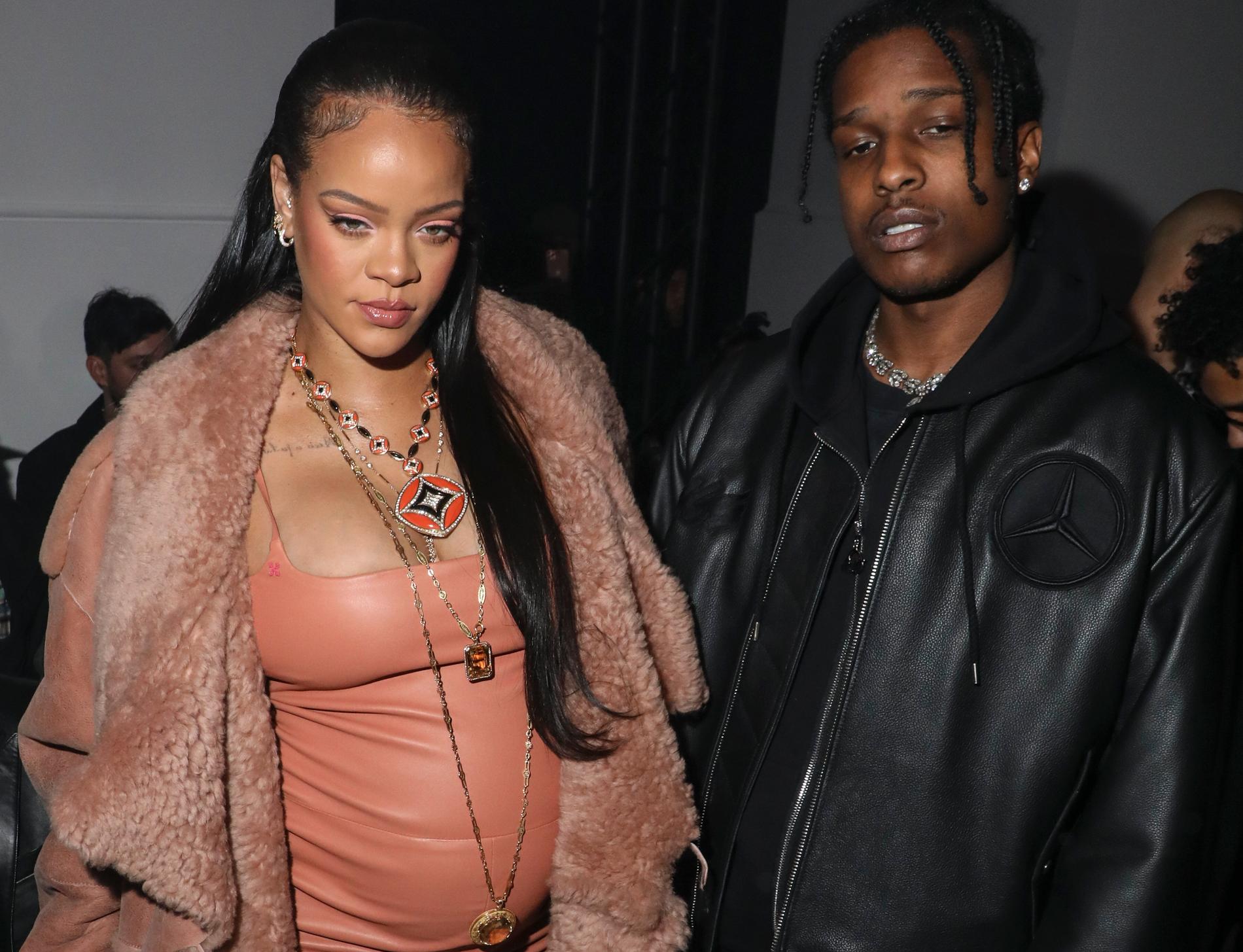Rapparen Asap Rocky, som har två barn med megastjärnan Rihanna, ska upp i rätten i ett mål som gäller skott mot en tidigare vän ur rapkollektivet Asap för två år sedan. På bilden är Rihanna och Rocky (Rakim Mayers) på modeveckan i Paris i februari 2022. Arkivbild.