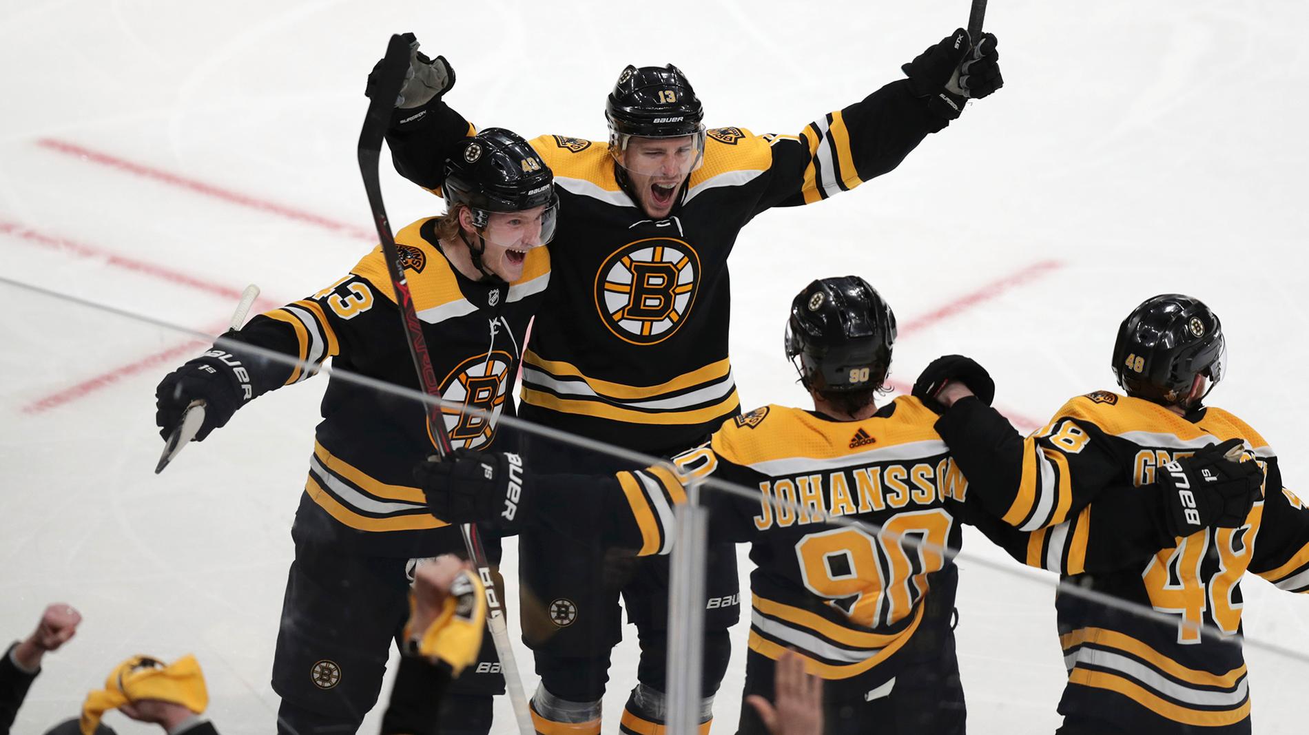 Boston Bruins center Charlie Coyle jublar efter avgörande målet