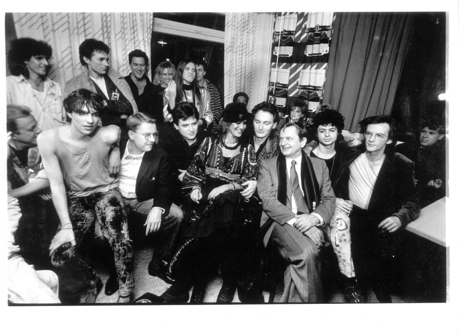 Olof Palme och dåtidens svenska artistelit under en insamling till stöd för ANC i Sydafrika, november 1985.