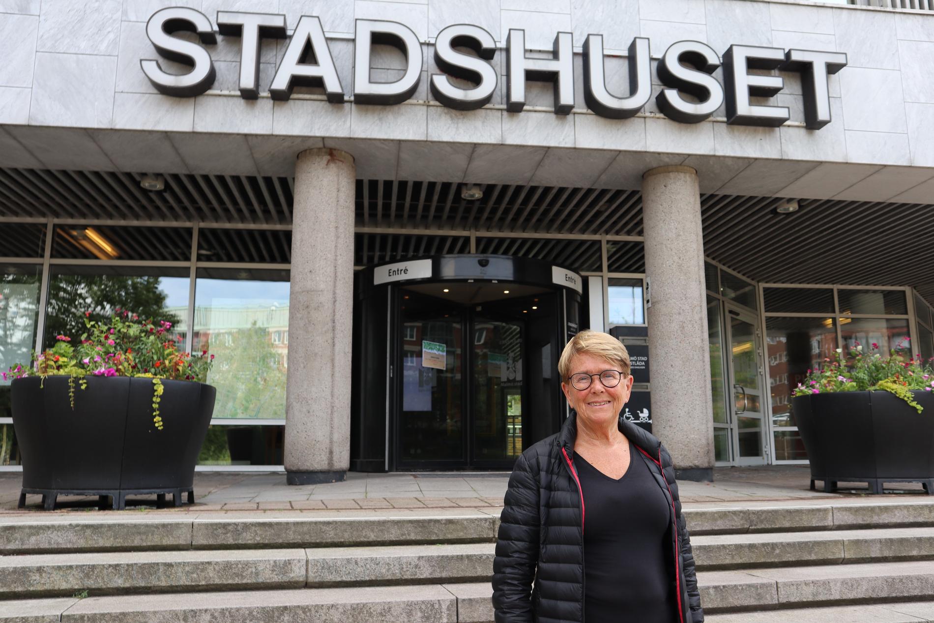 Ewa Bertz framför det stadshus hon just nu inte kan jobba i.