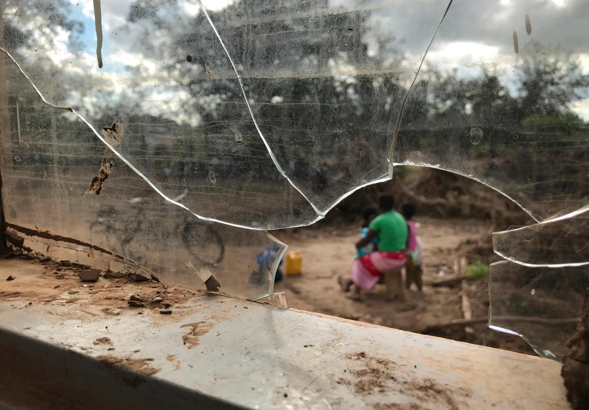 En familj i byn Bopira, Moçambique, fick sitt hem förstört av cyklonen Idai. Arkivbild.