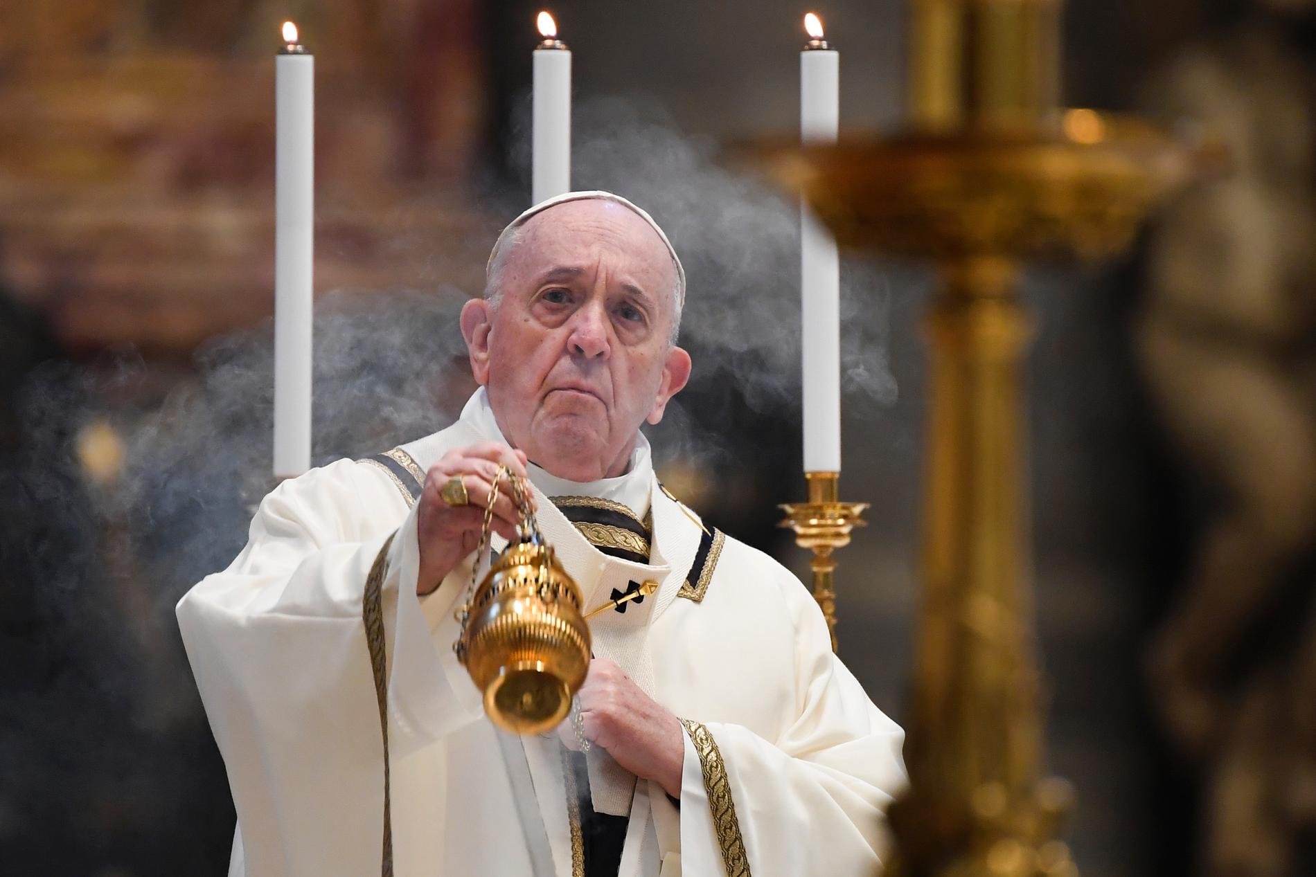 Påve Franciskus inleder mässan på påskdagen.