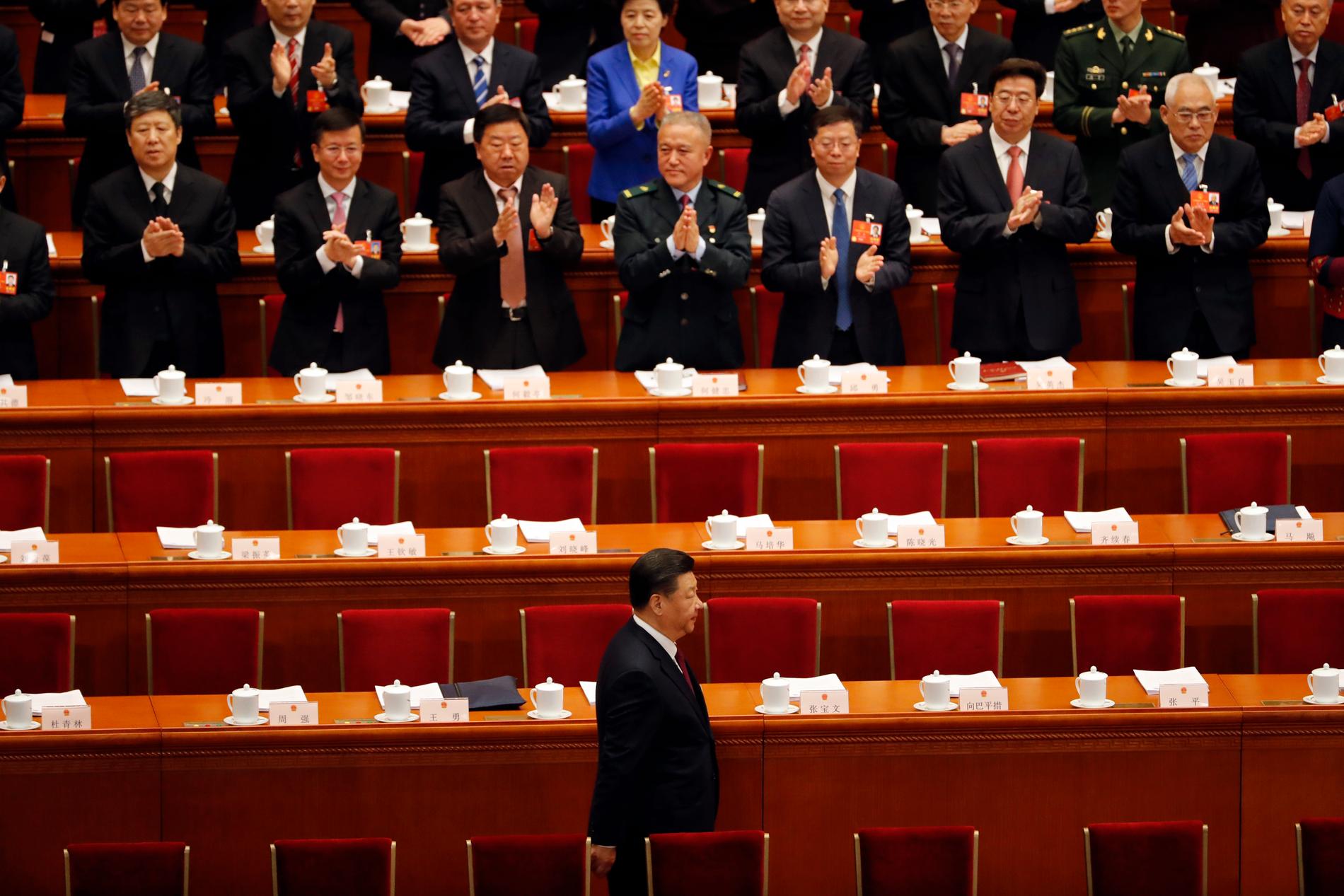 Xi Jinping anländer till Folkets stora hall under folkkongressens öppnande.