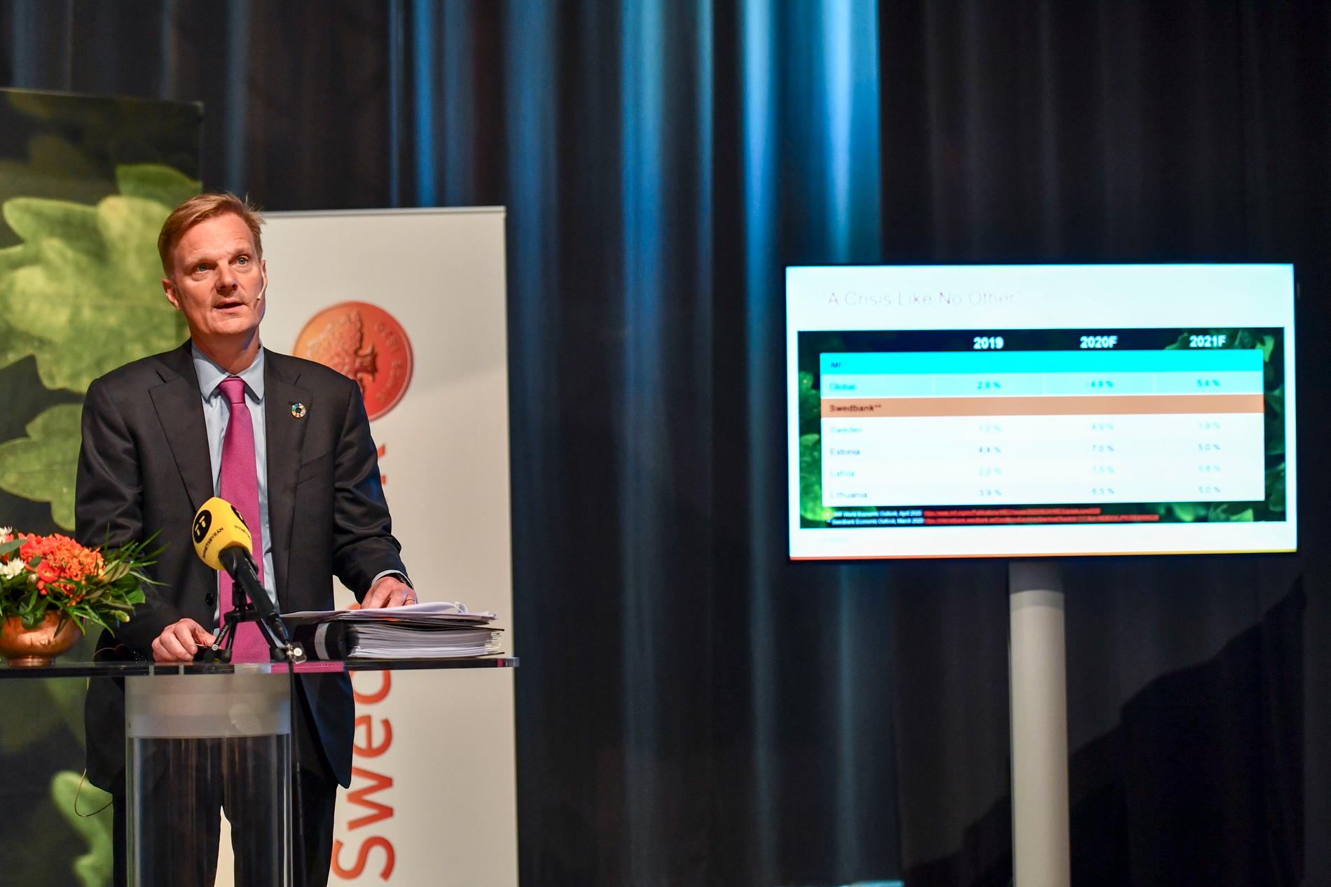 Swedbank, med vd och koncernchef Jens Henriksson, redovisar bokslut. Arkivbild.