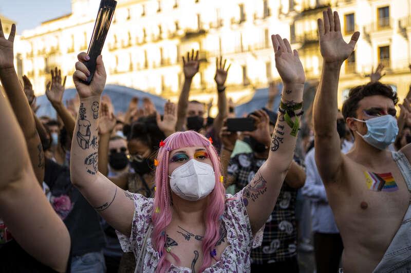 Upprörda demonstranter tog till gatorna i bland annat i A Coruña, Madrid, Barcelona, Valencia, Salamanca, Bilbao och Zaragoza. 
