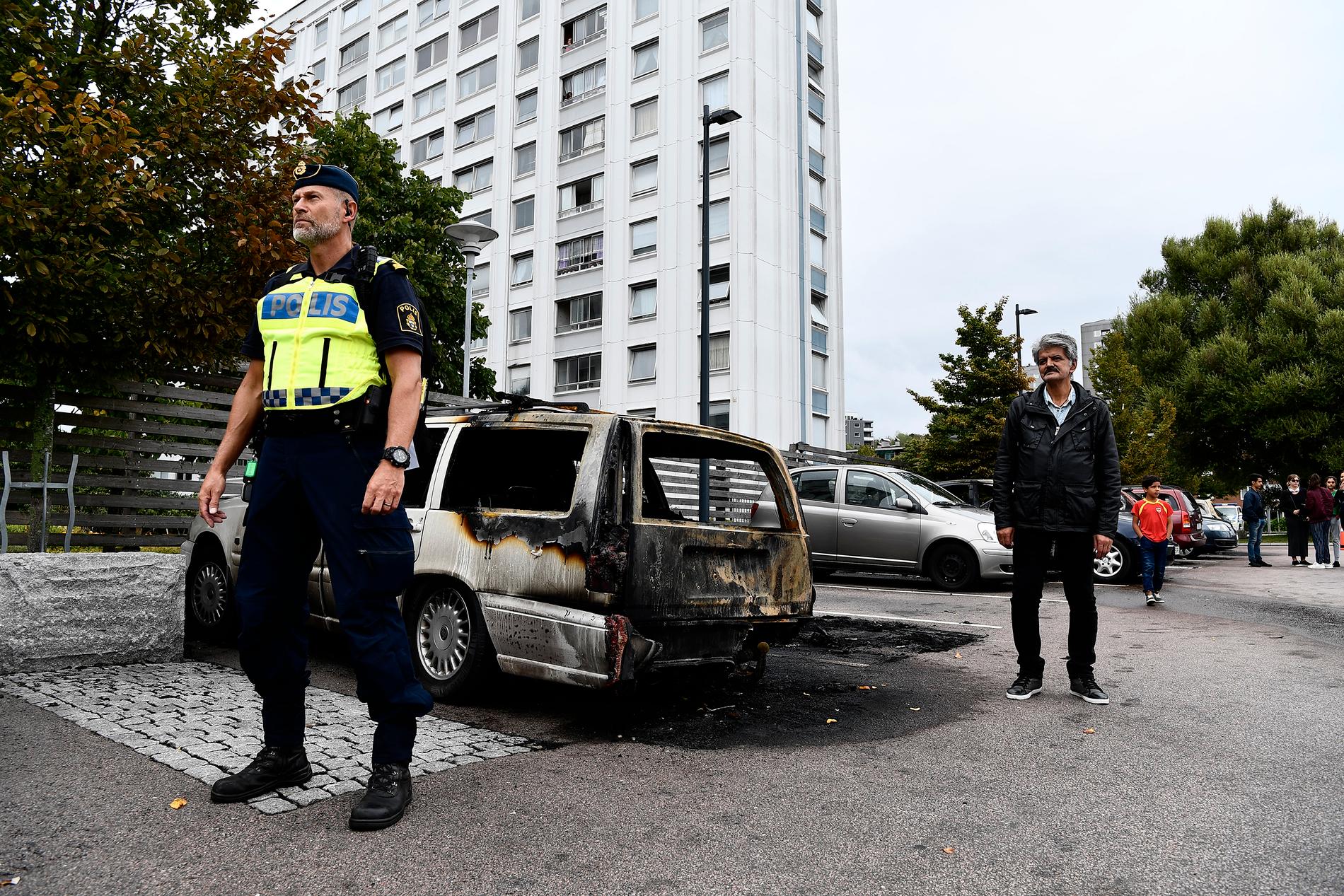 Statsminister Stefan Löfven (S) och justitieminister Morgon Johansson vid Frölunda torg i Göteborg dagen efter bilbränderna.