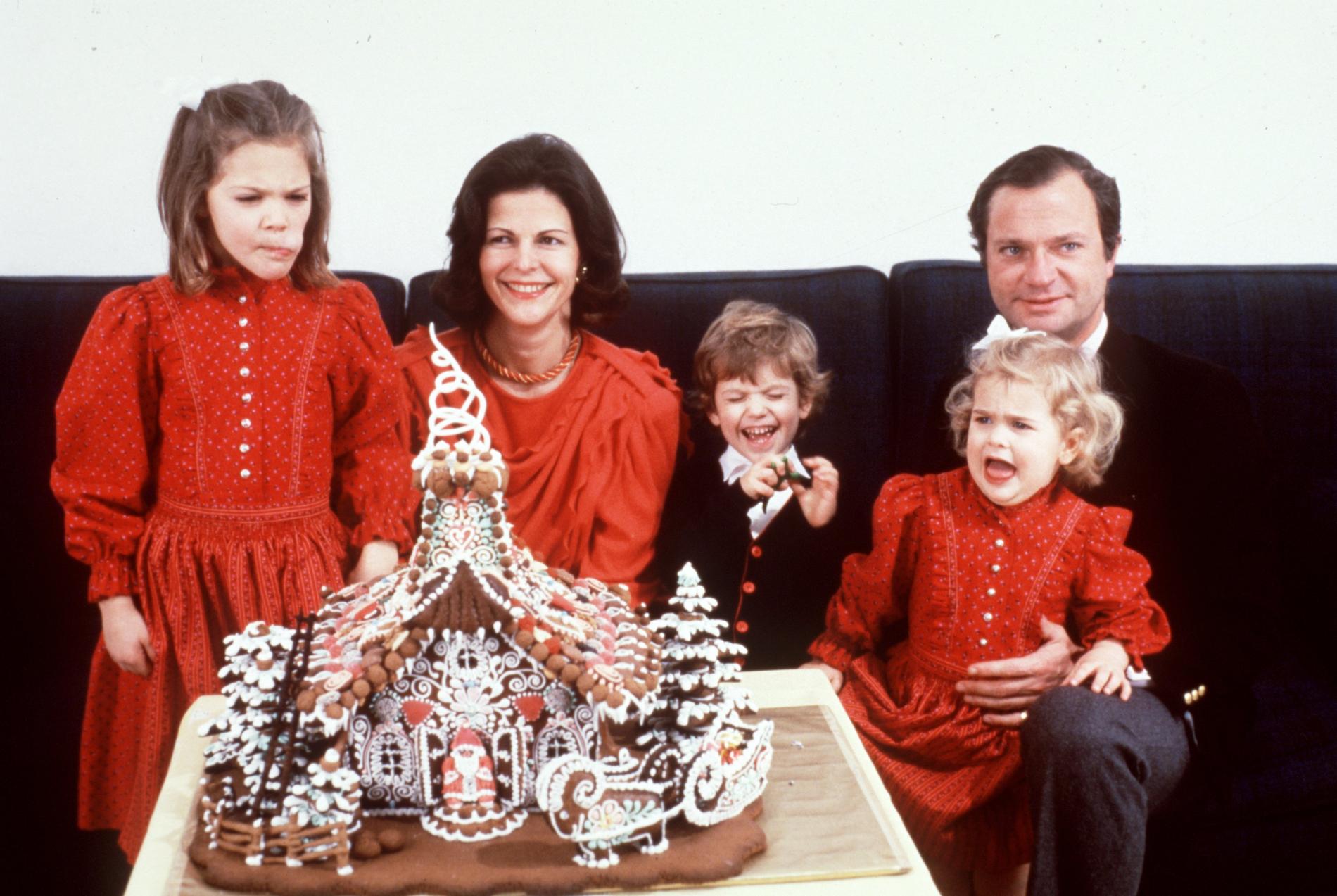 Kronprinsessan Victoria, drottning Silvia, prins Carl Philip, prinsessan Madeleine och kung Carl Gustaf under julfirandet 1984. Arkivbild.