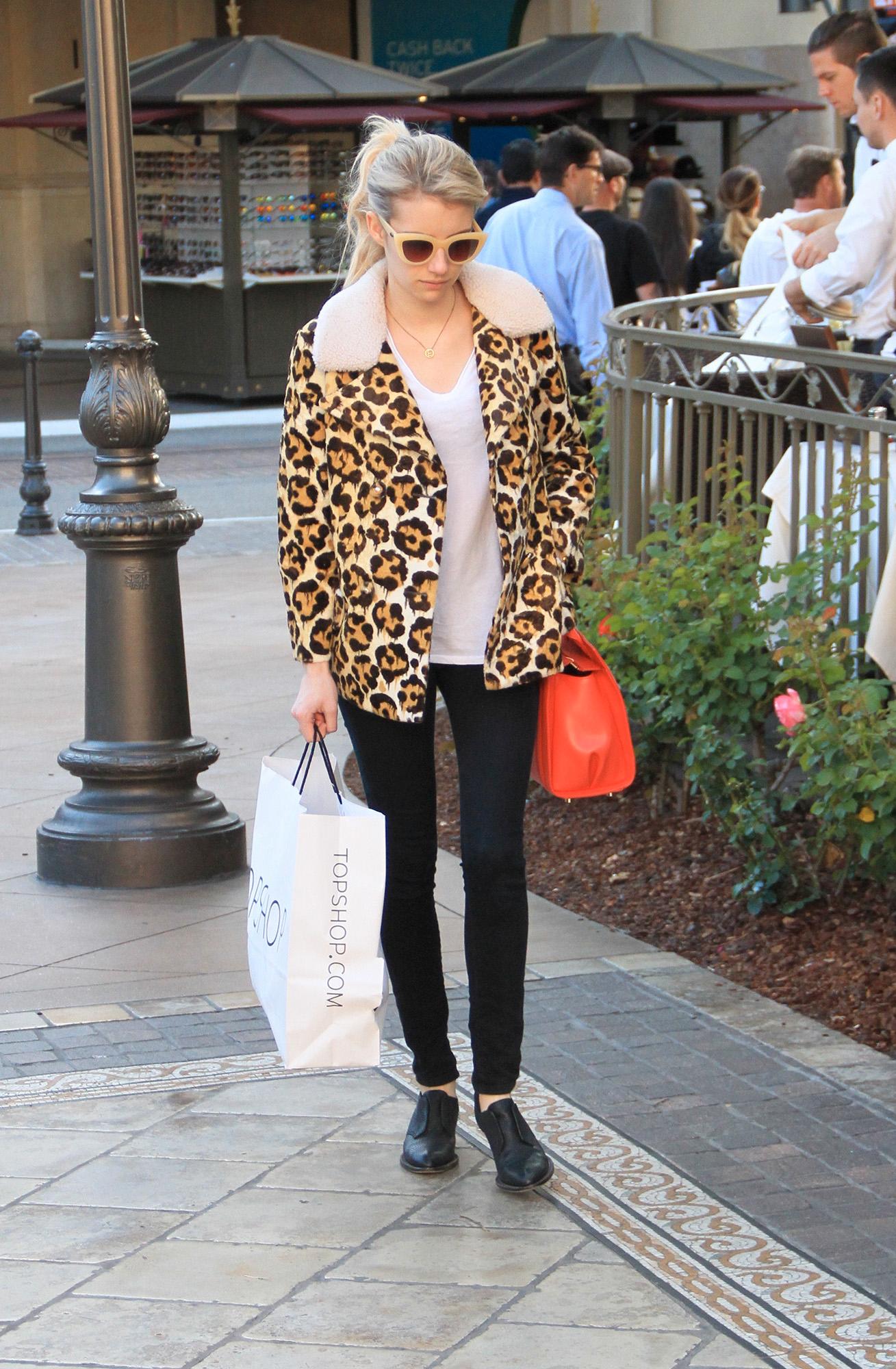Emma Roberts Emma får till en kul vardagslook med sin leopardmönstrade jacka och röda väska.