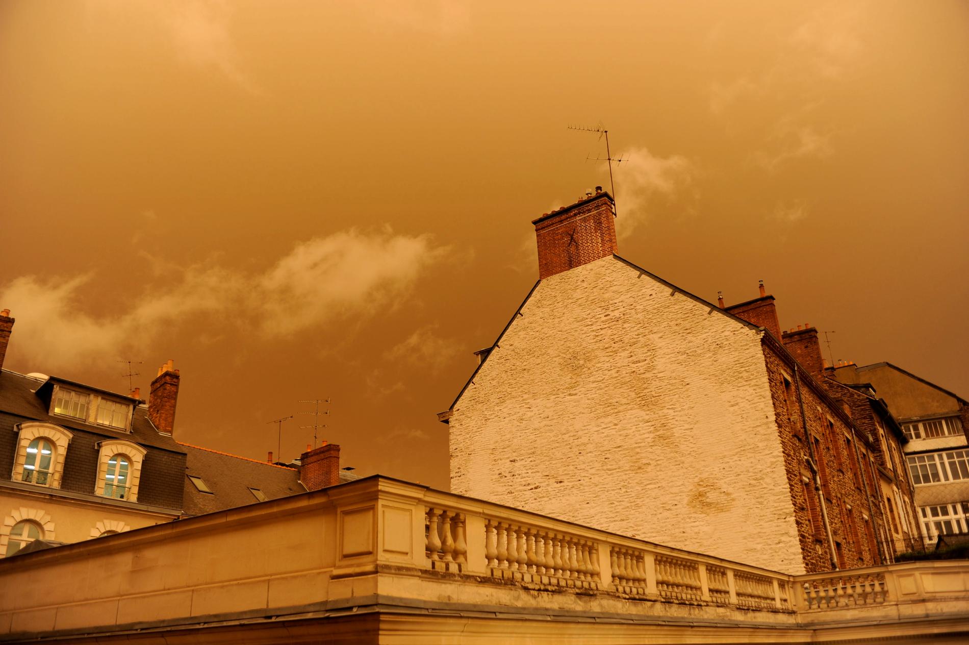 Rennes, västra Frankrike där himlen färgades gul på måndagen. 