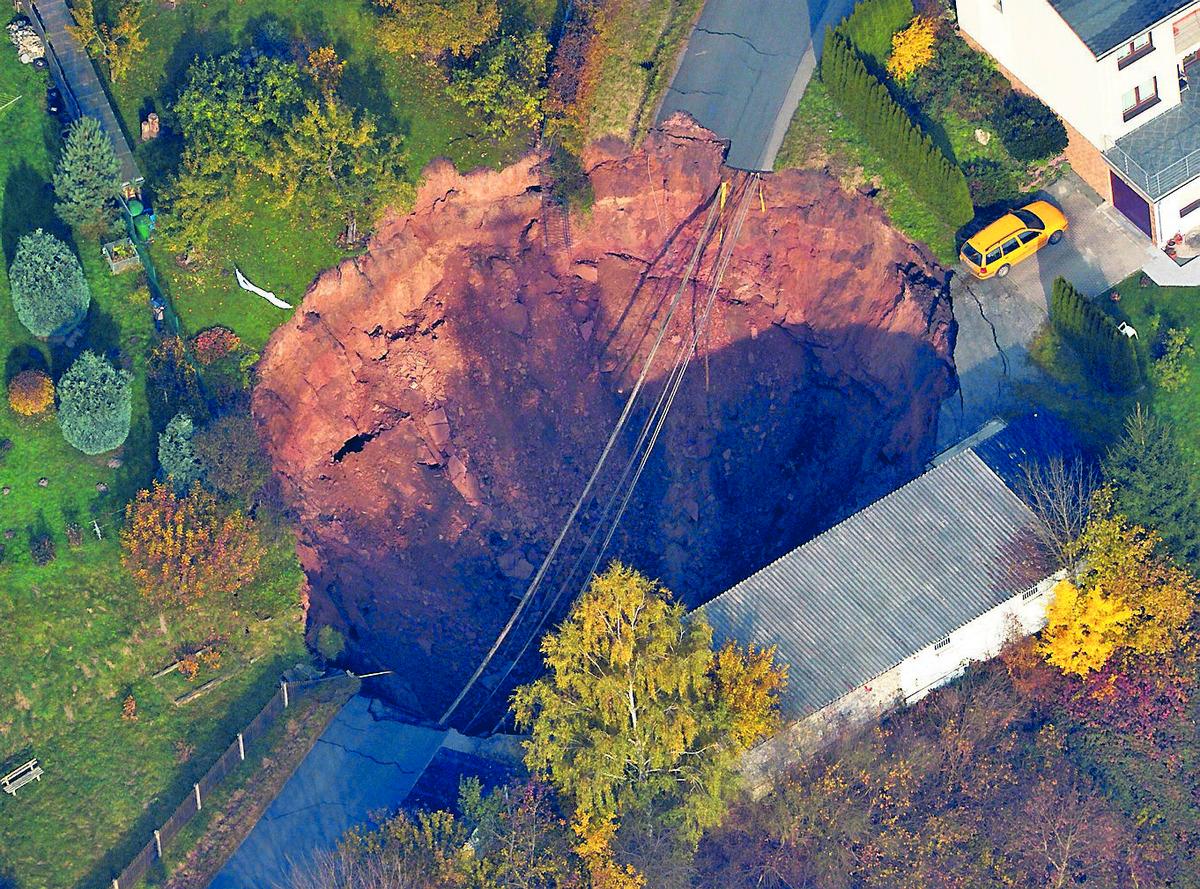 20 meter djup Ett enormt slukhål öppnade upp sig i villaområdet i den tyska staden Schmalkalden. En bil och ett halvt garage försvann.