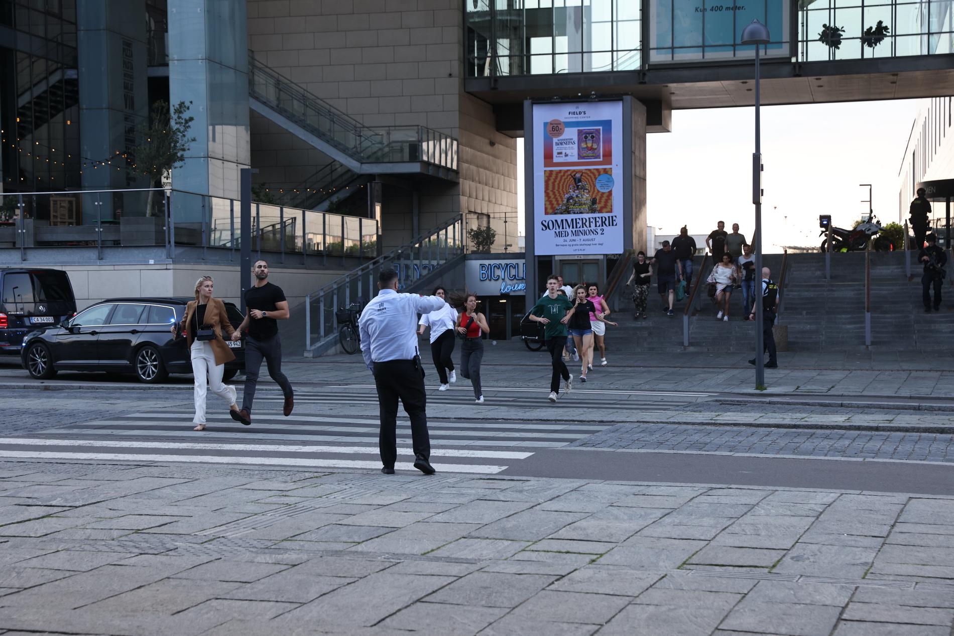 Människor flyr köpcentrumet i Köpenhamn, där skottlossning inträffat.