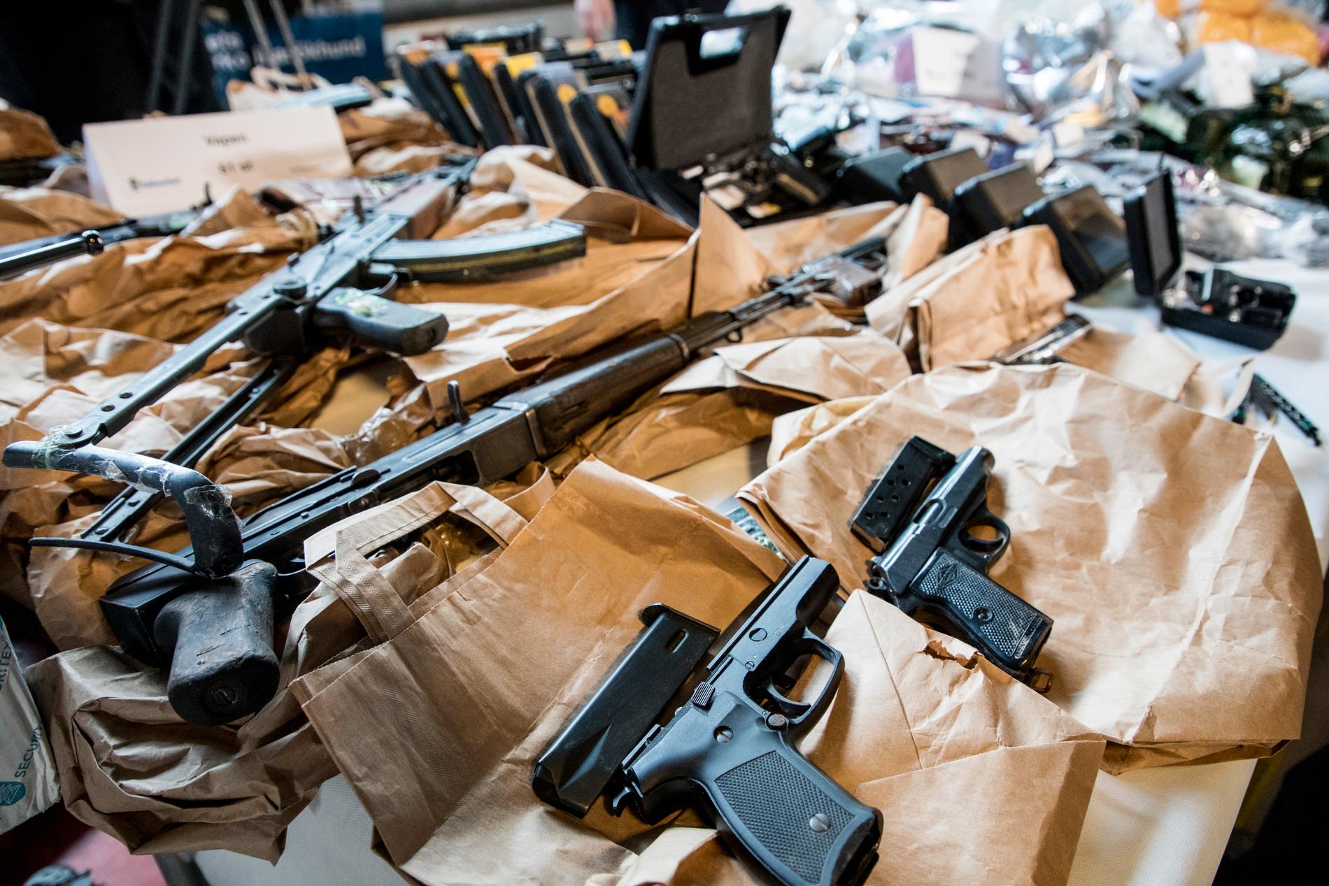 Över 200 pistoler, revolvrar och automatvapen har beslagtagits av Stockholmspolisen hittills i år. Arkivbild.