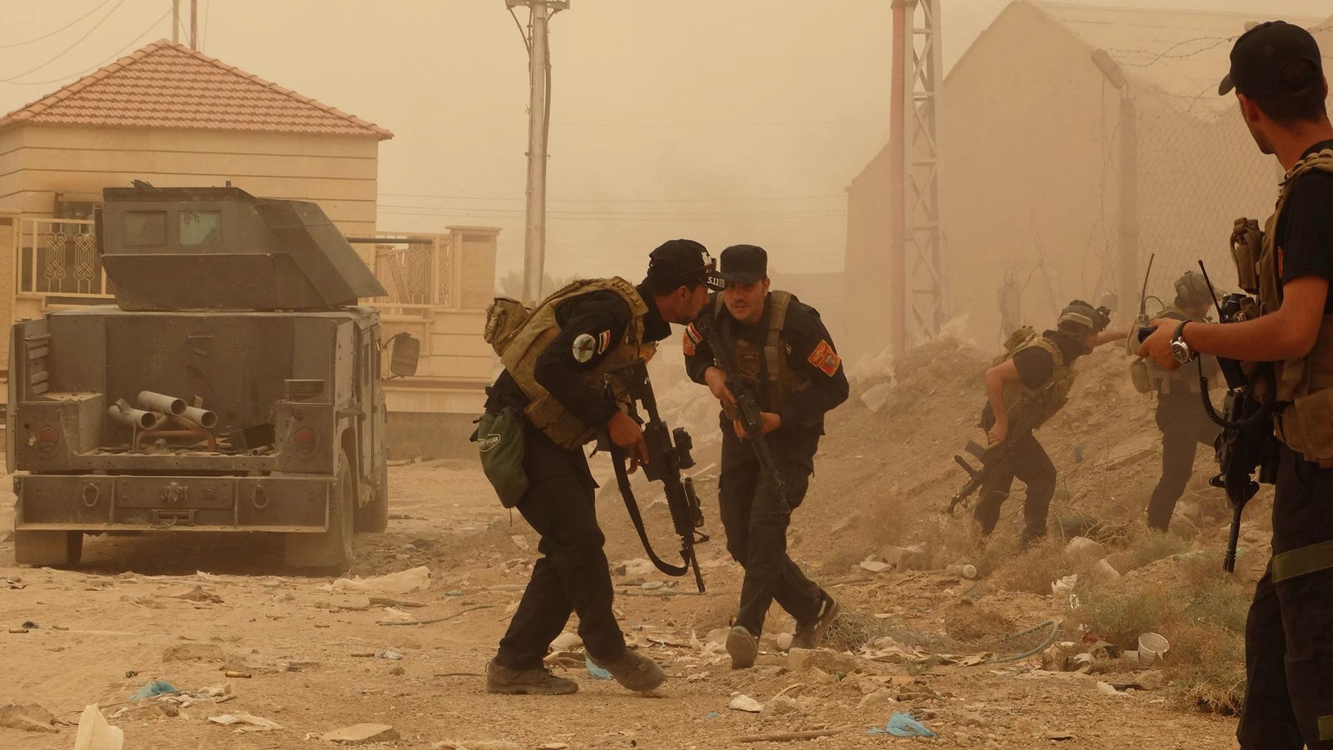 Irakiska styrkor strider mot IS i östra delarna av irakiska staden Ramadi.