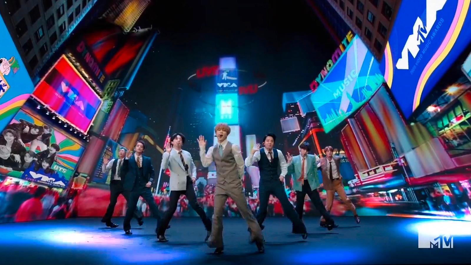 BTS ”Dynamite” visas under MTV Video Music Awards i augusti 2020.