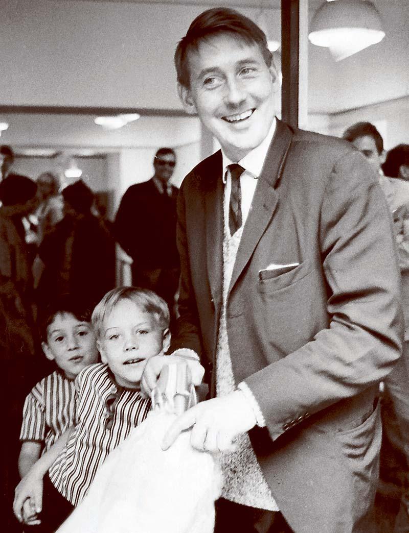 Stig ”Slas” Claesson på vernissage med sönerna Leif och Nils 1965.