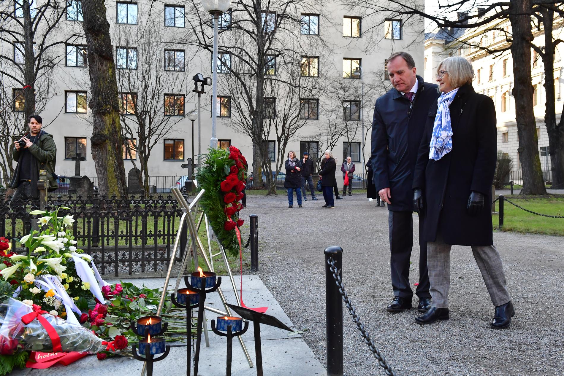 Statsminister Stefan Löfven (S) och Ulla Löfven lägger en krans vid Olof Palmes grav.