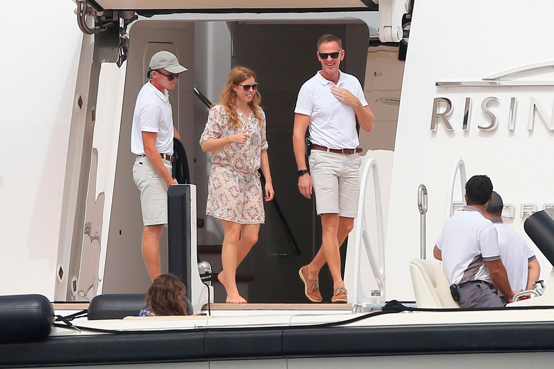 Engelska prinsessan Beatrice har fått utstå mycket kritik för sitt 
ständiga lyx­resande världen över. Här ses hon på en lyx­yacht vid Ibiza, Spanien, på semester med sin pojkvän.