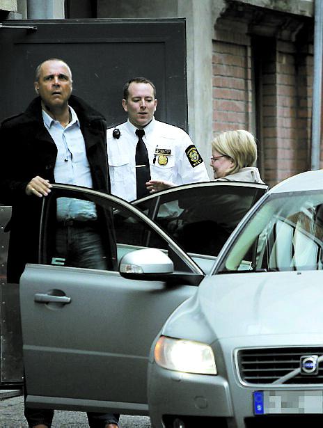 I går inleddes rättegången. Barbro Jönsson fördes in bakvägen till domstolen.