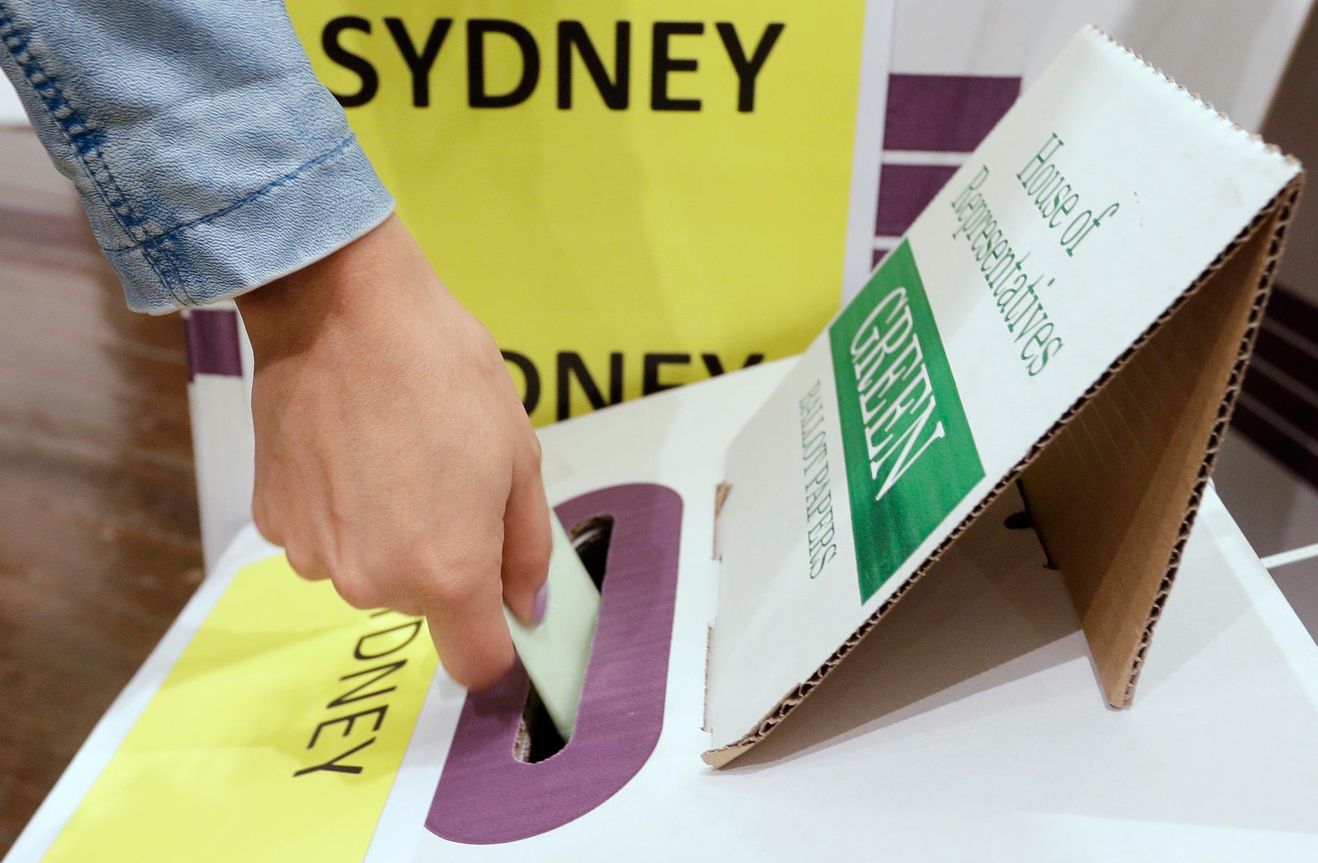 En väljare lägger sin röst i det australiska valet i lördags.