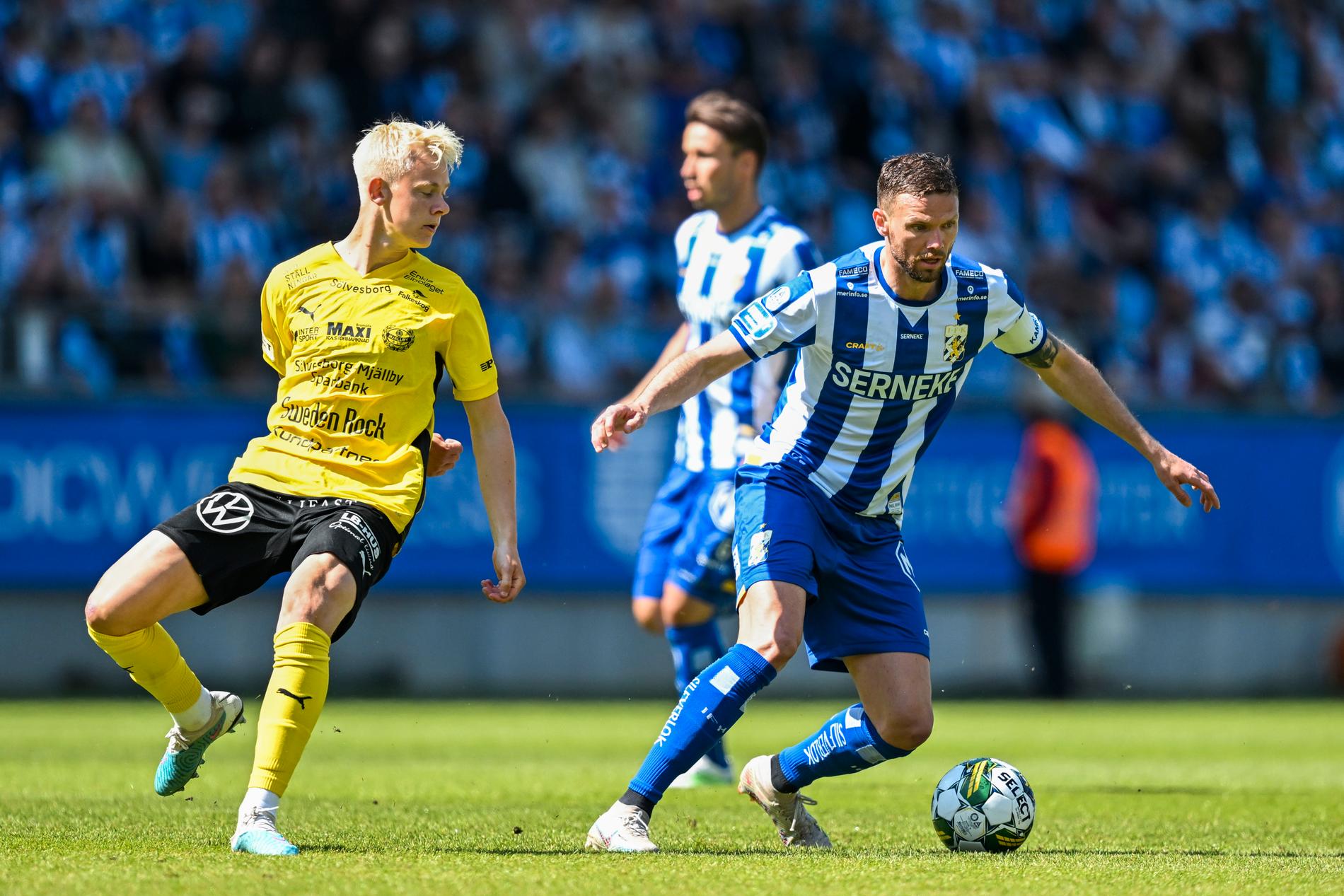 Rosengren i duell med IFK Göteborgs Marcus Berg.