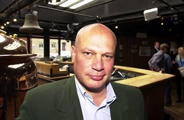 Robert Aschberg var programledare för ”Baren” när det sändes i TV3.