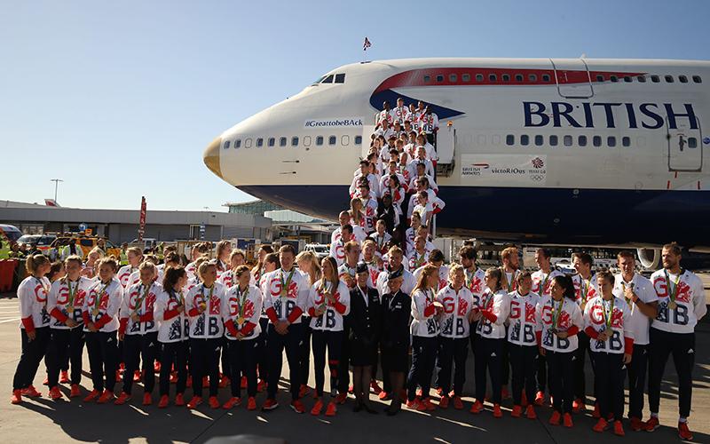 Bild från när hela OS-laget anländer på flygplatsen.