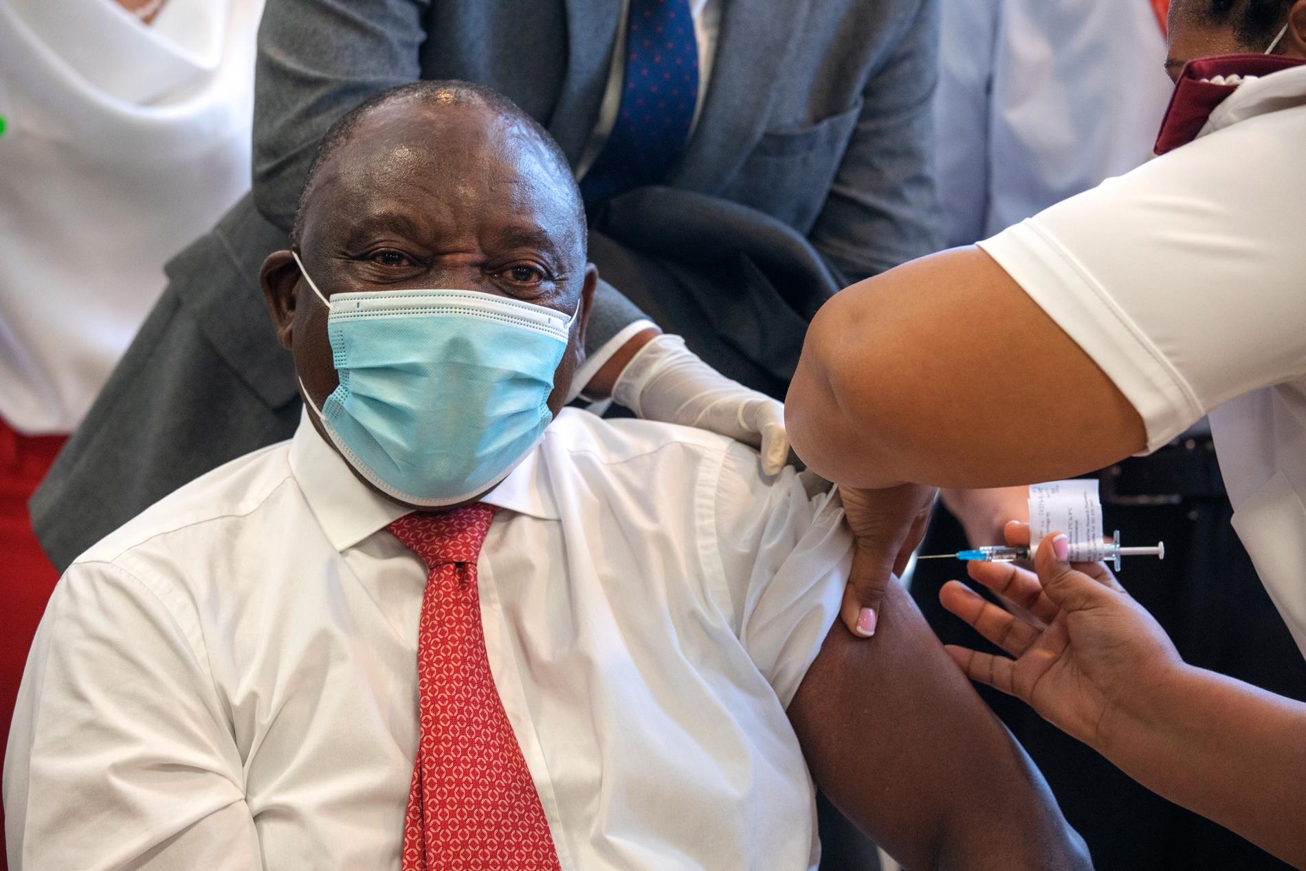 Sydafrikas president Cyril Ramaphosa vaccineras med Johnson & Johnsons vaccin i Kapstaden den 17 februari.