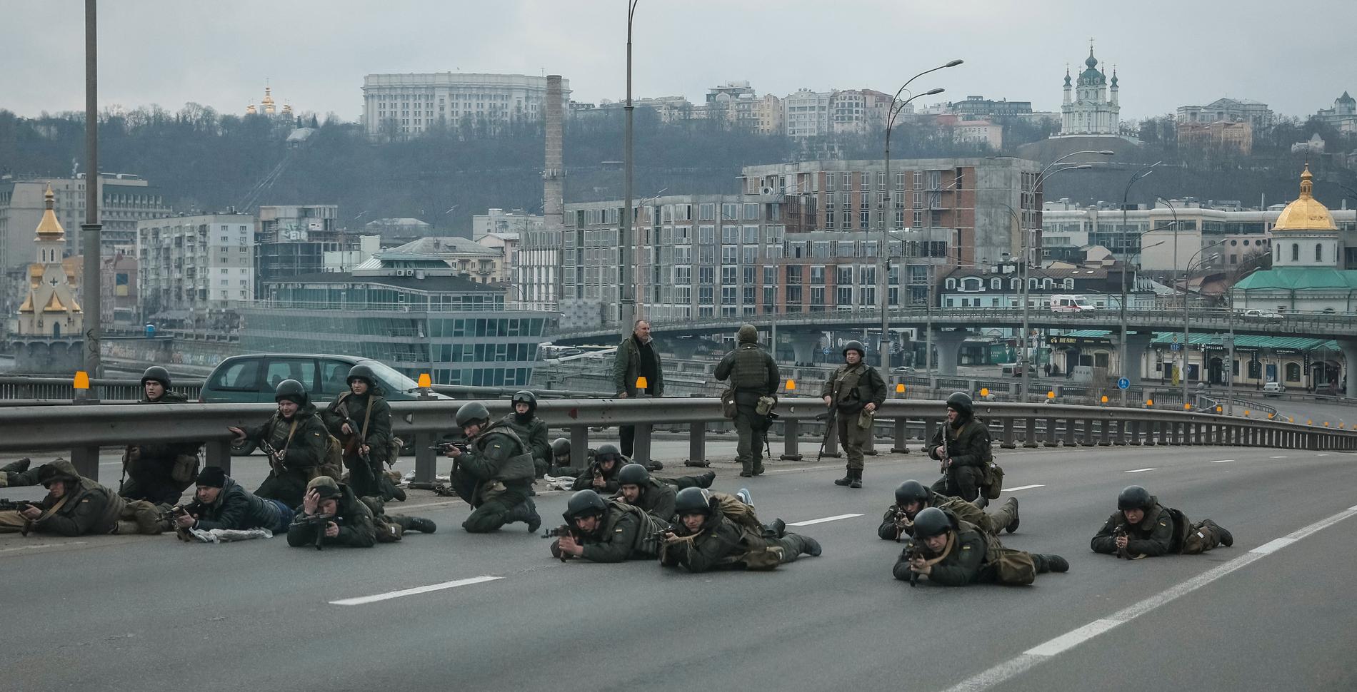 Ukrainska soldater på en bro i centrala Kiev.