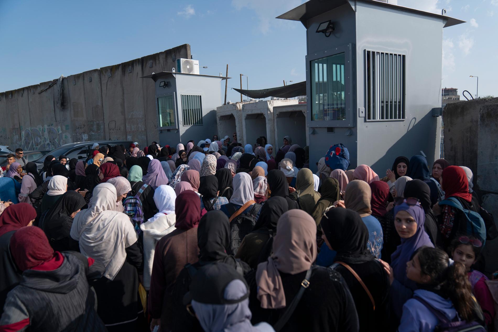 Palestinska kvinnor försöker nå Jerusalem från Västbanken, vid gränskontrollen Qalandiya nära Ramallah.