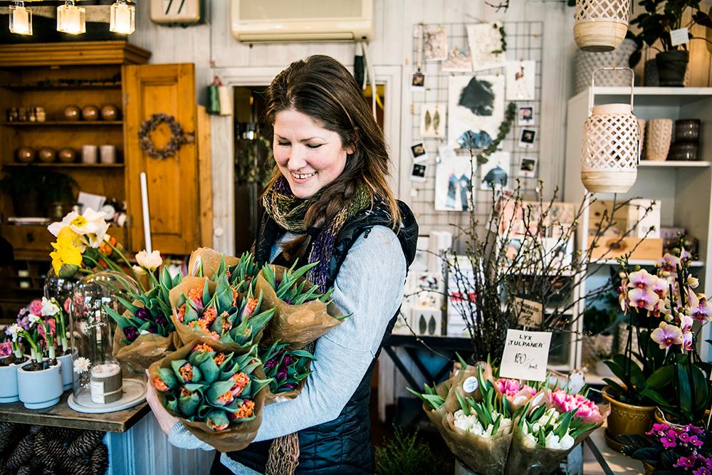 Floristen Maria Mellström visar upp dagens leverans av friska tulpaner.