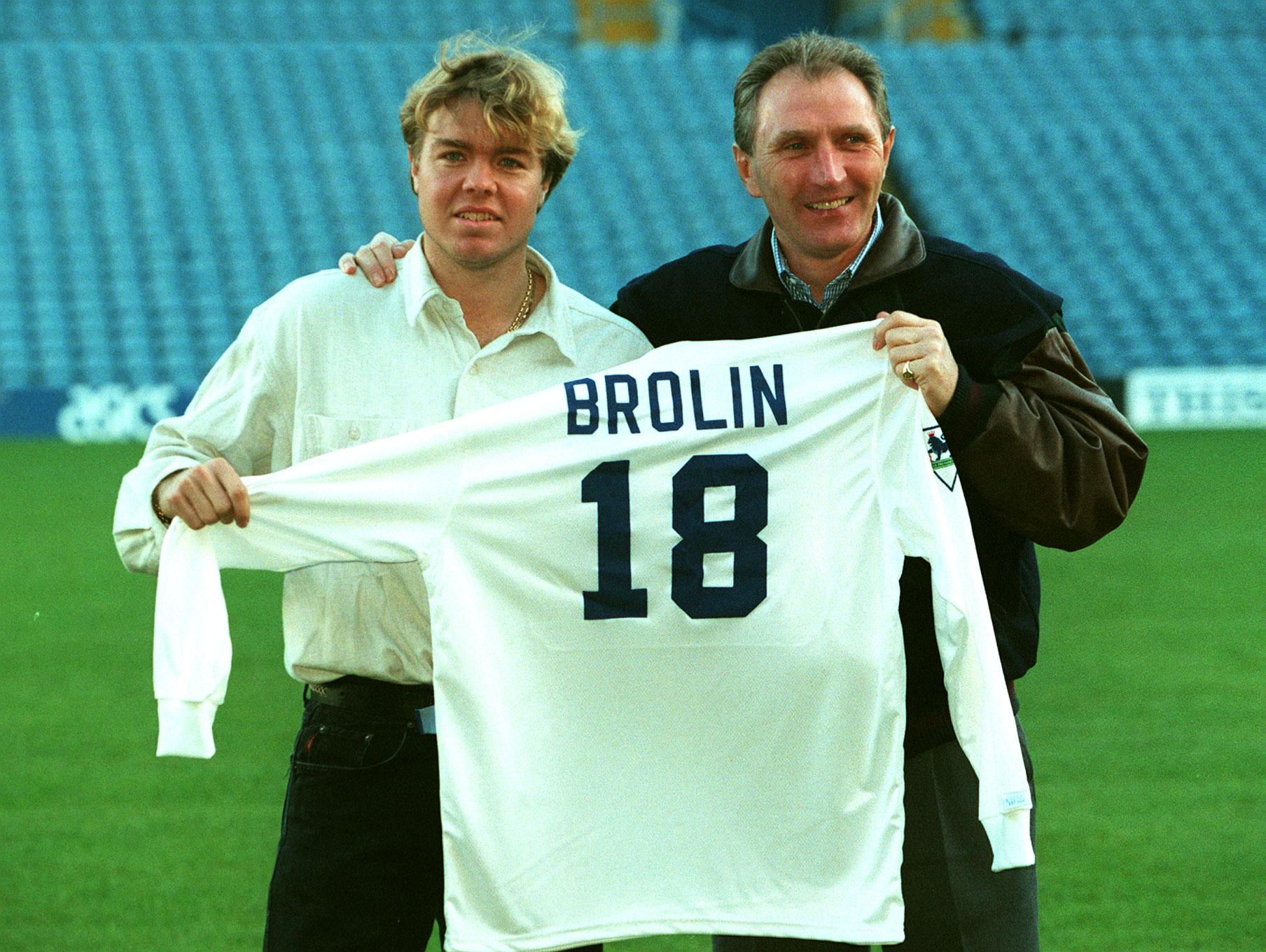 Tomas Brolin och Leeds manager Howard Wilkinson visar 1995 upp Brolins matchtröja nr 18. 