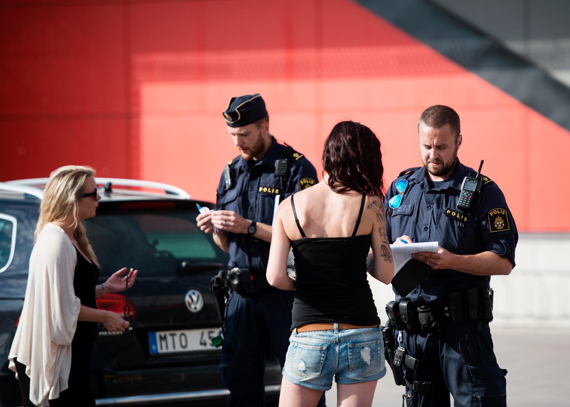 Polis förhör vittnen utanför Ikea.