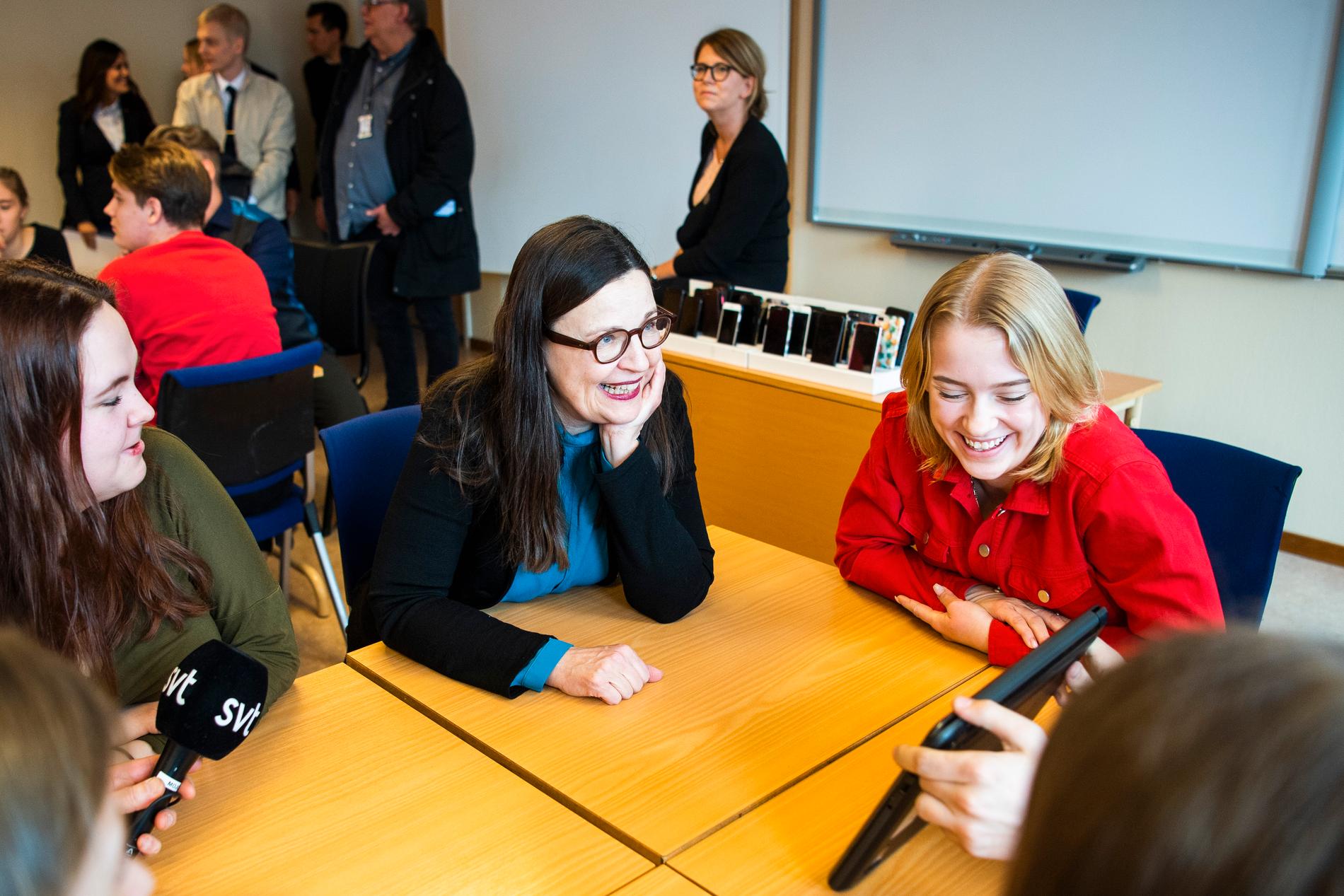Utbildningsminister Anna Ekström (S) i samtal med Matilda Renberg (th) under sitt besök på Strömbackaskolan i Piteå.
