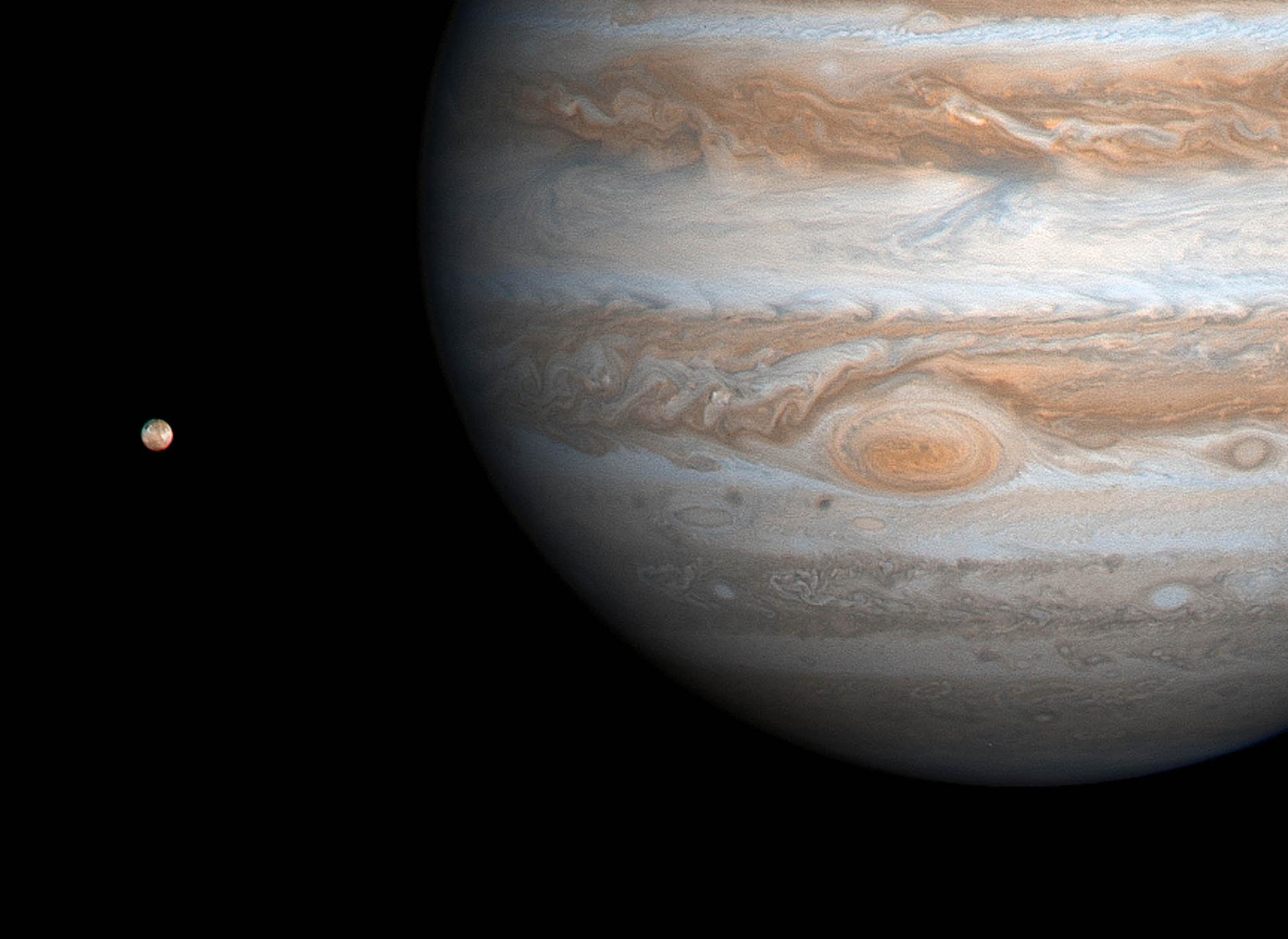 Jupiter och dess största måne, Ganymedes. Jätteplaneten har totalt 79 kända månar.