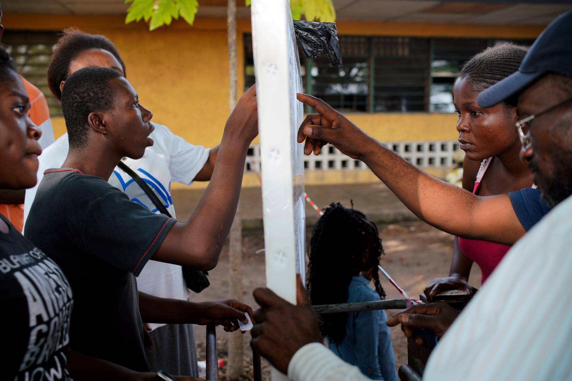 Kongolesiska väljare tittar på röstlängden i söndags.