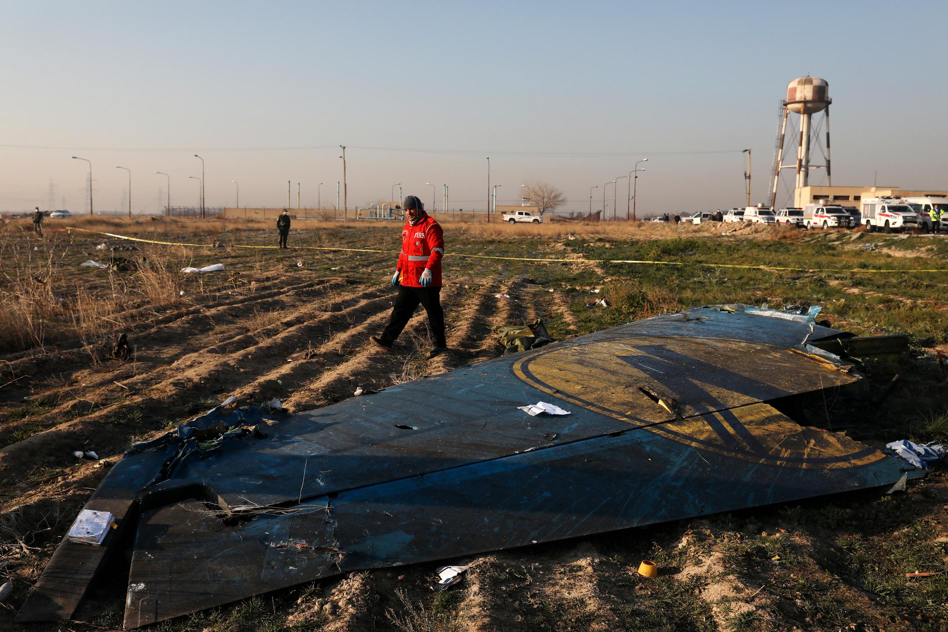 Räddningsarbetare på platsen där det ukrainska planet kraschade i Shahedshahr i Iran.