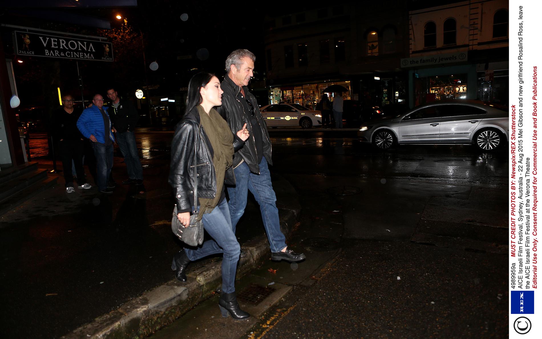 Mel Gibson är polisanmäld efter att ha attackerat Daily Telegraph-fotografen.
