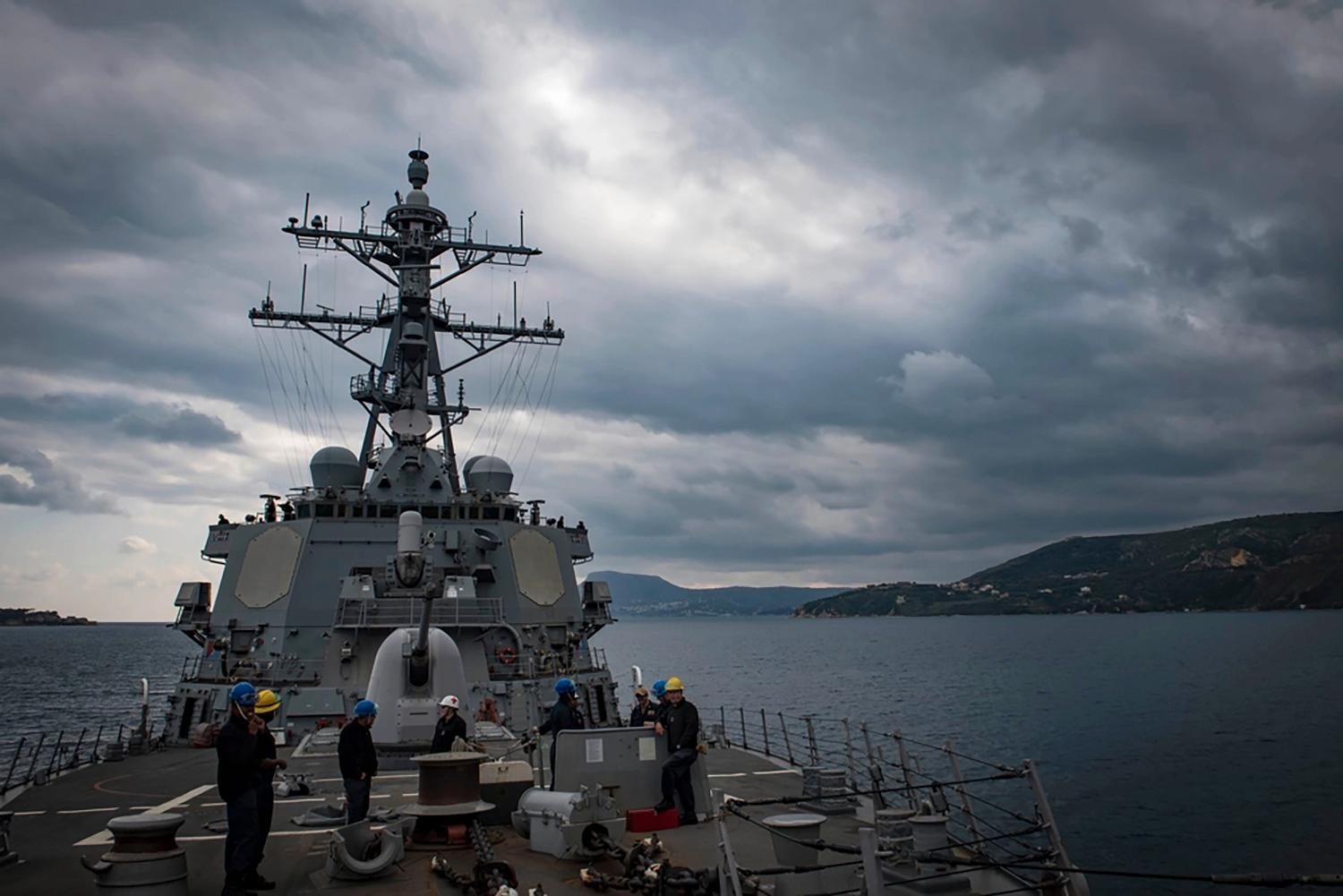 Pentagon uppger att jagaren USS Carney har attackerats i Röda havet.