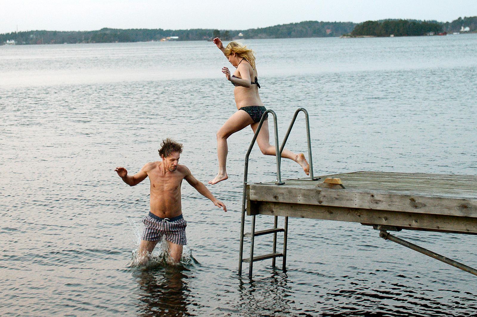 Aftonbladets Marco Gustafsson och Isabelle Nordström vågade sig på att bada. Det är ju trots allt dan för dan, före dan, före....