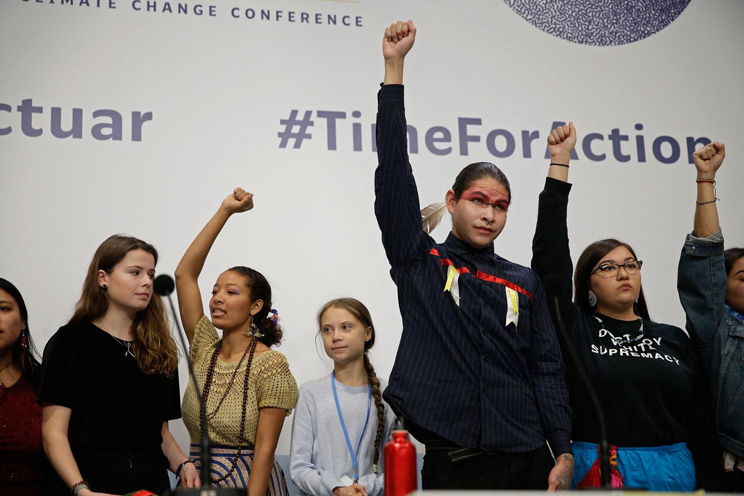 Greta Thunberg på COP25, omgiven av klimataktivister från olika delar av världen.