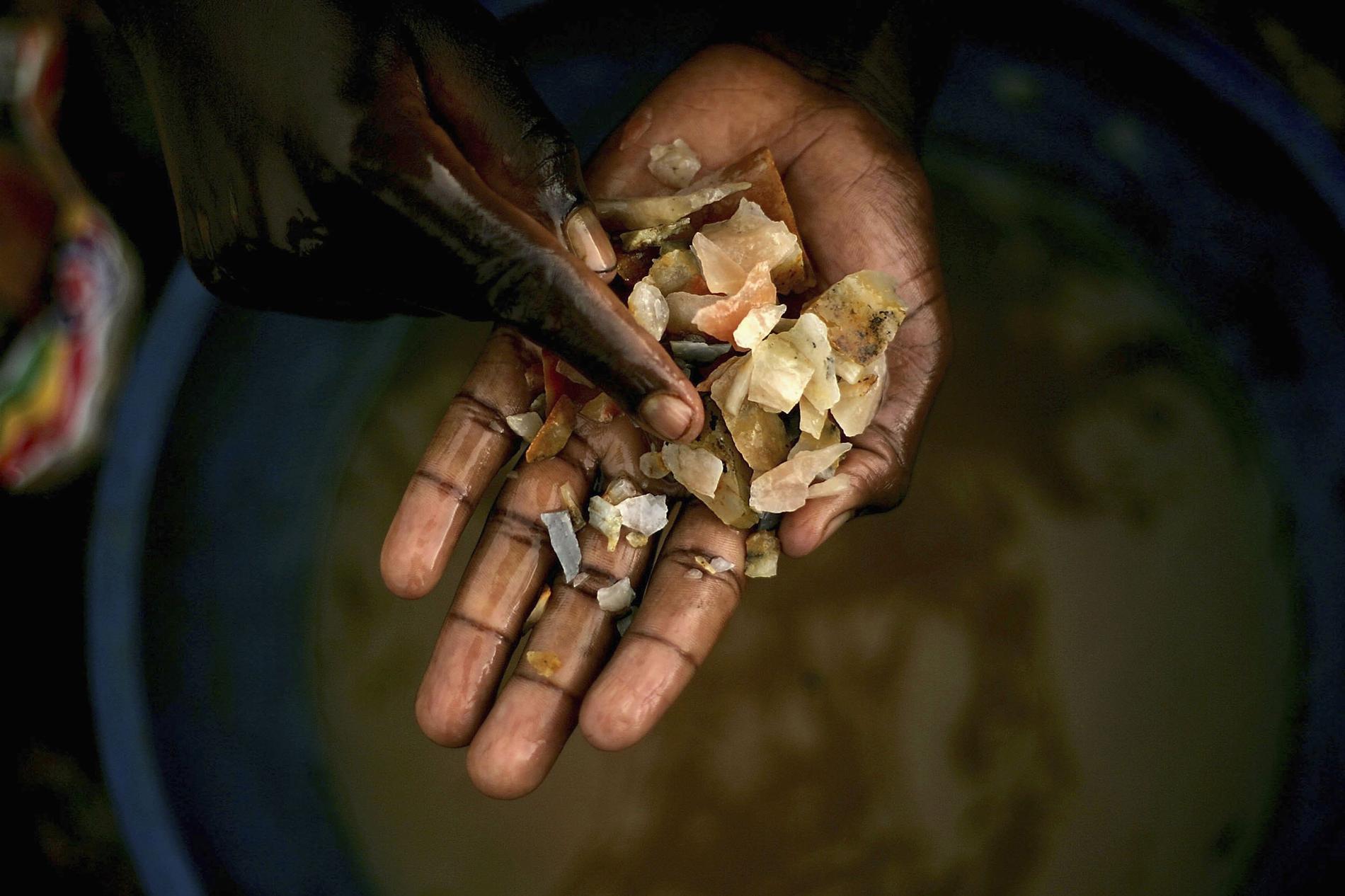 ARKIVBILD: En pojke letar efter guld i en gruva i Mongbwalu, Kongo-Kinshasa
