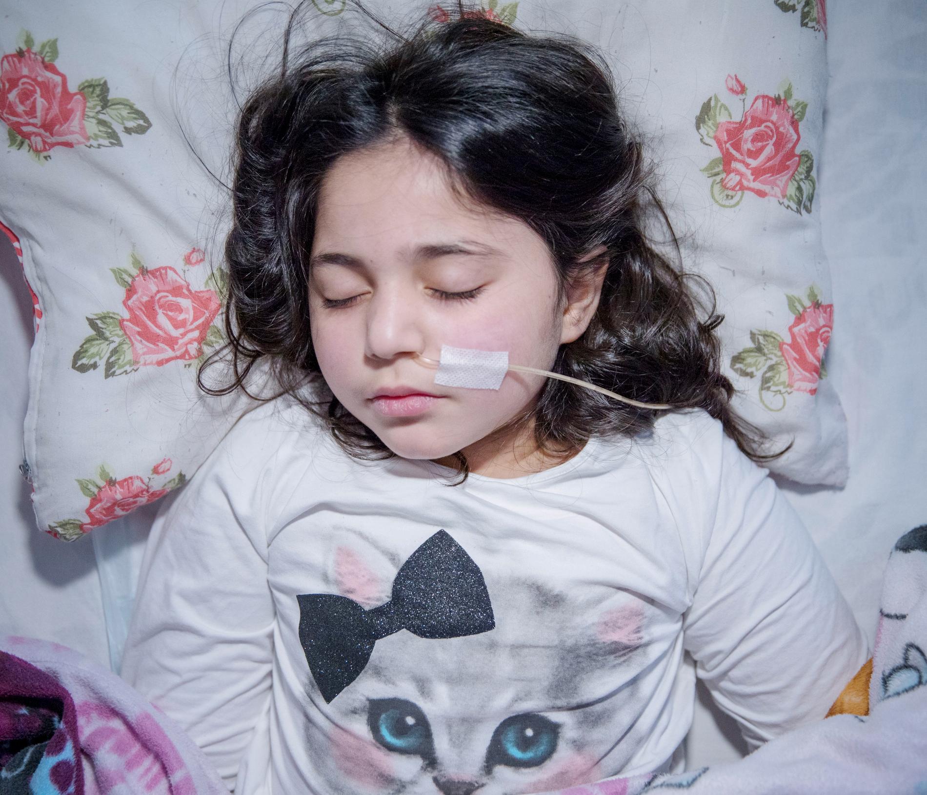 I Sverige har flera hundra immigrantbarn vars familjer riskerar utvisning drabbats av uppgivenhetssyndrom, ett förbryllande tillstånd då barnet drar sig undan från omvärlden, inte ens reagerar på smärta och måste sondmatas, i vissa fall flera år. "Hon lider inte nu" , säger läkaren Elisabeth Hultcrantz om tioåriga Leyla Ahmed, som flytt från Syrien. 