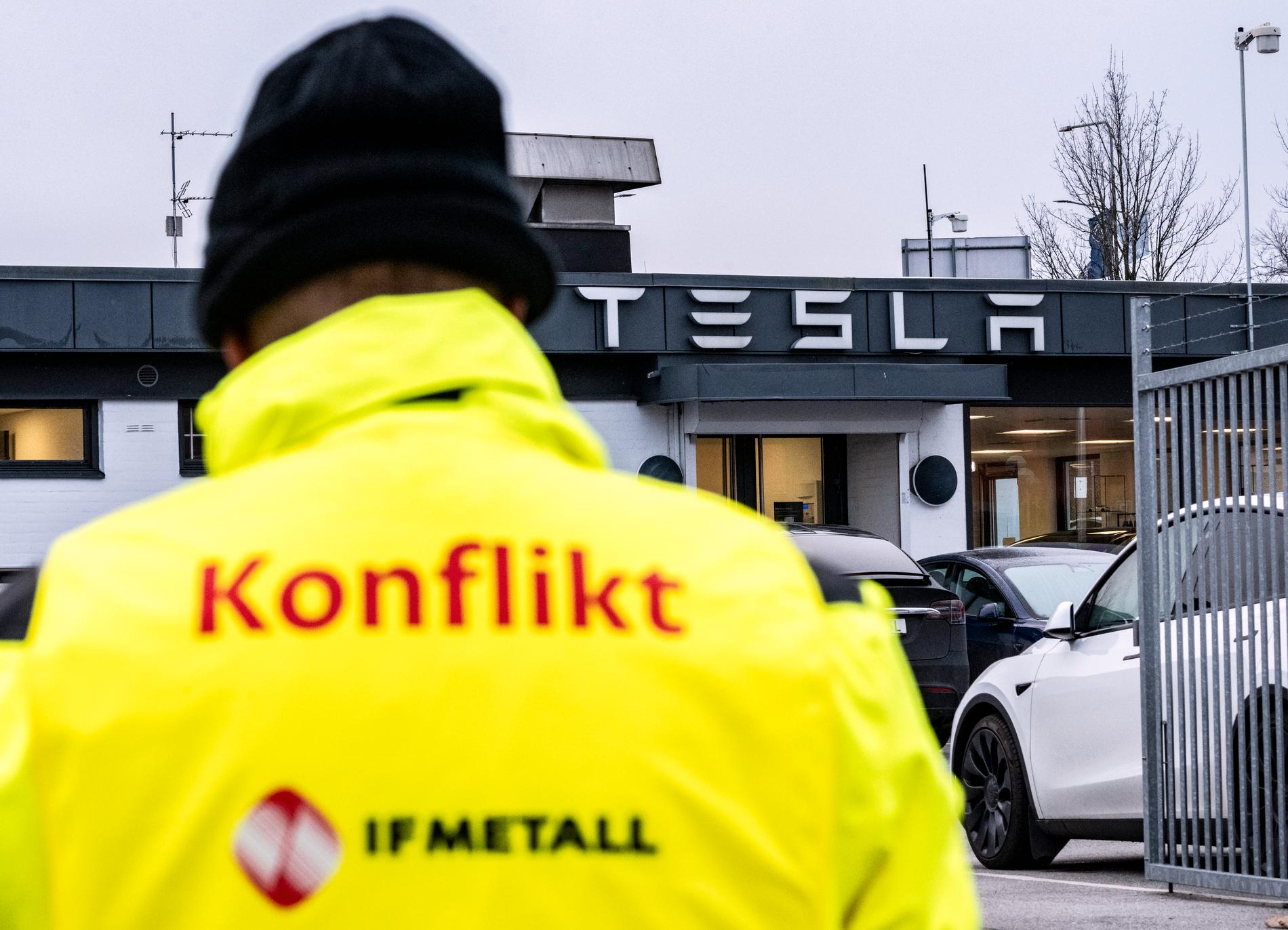 Anställda på Postnord sympatistrejkar eftersom Tesla inte tecknat kollektivavtal med IF Metall. Här är en strejkvakt från IF Metall utanför Tesla-anläggningen i Malmö.