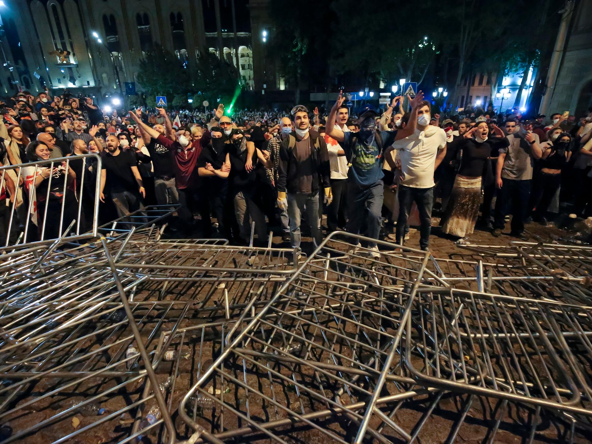 Demonstranter bygger barrikader i Georgien