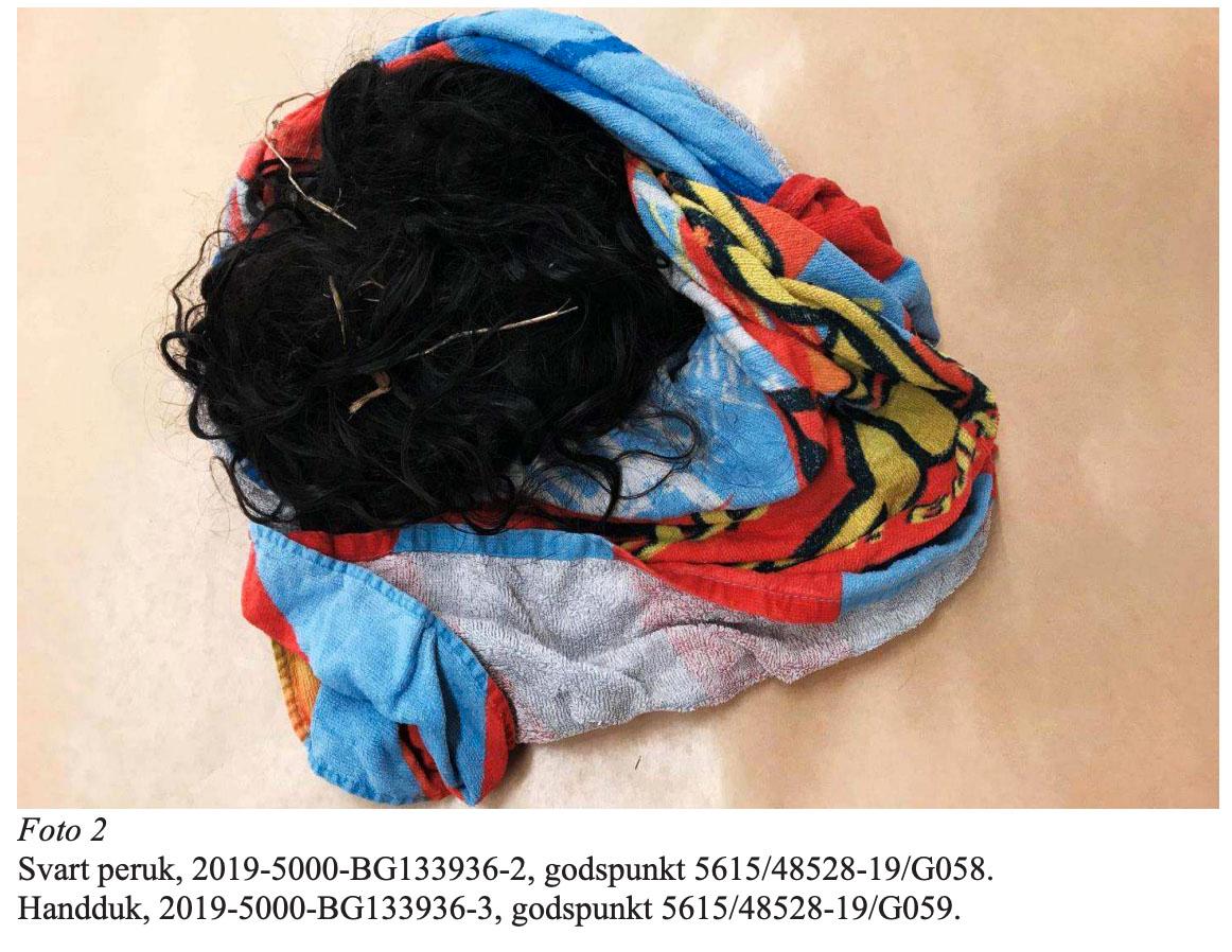 Bilder ur fupen (förundersökningsprotokollet) på offrets peruk som hittades i den misstänktes pojkrum.