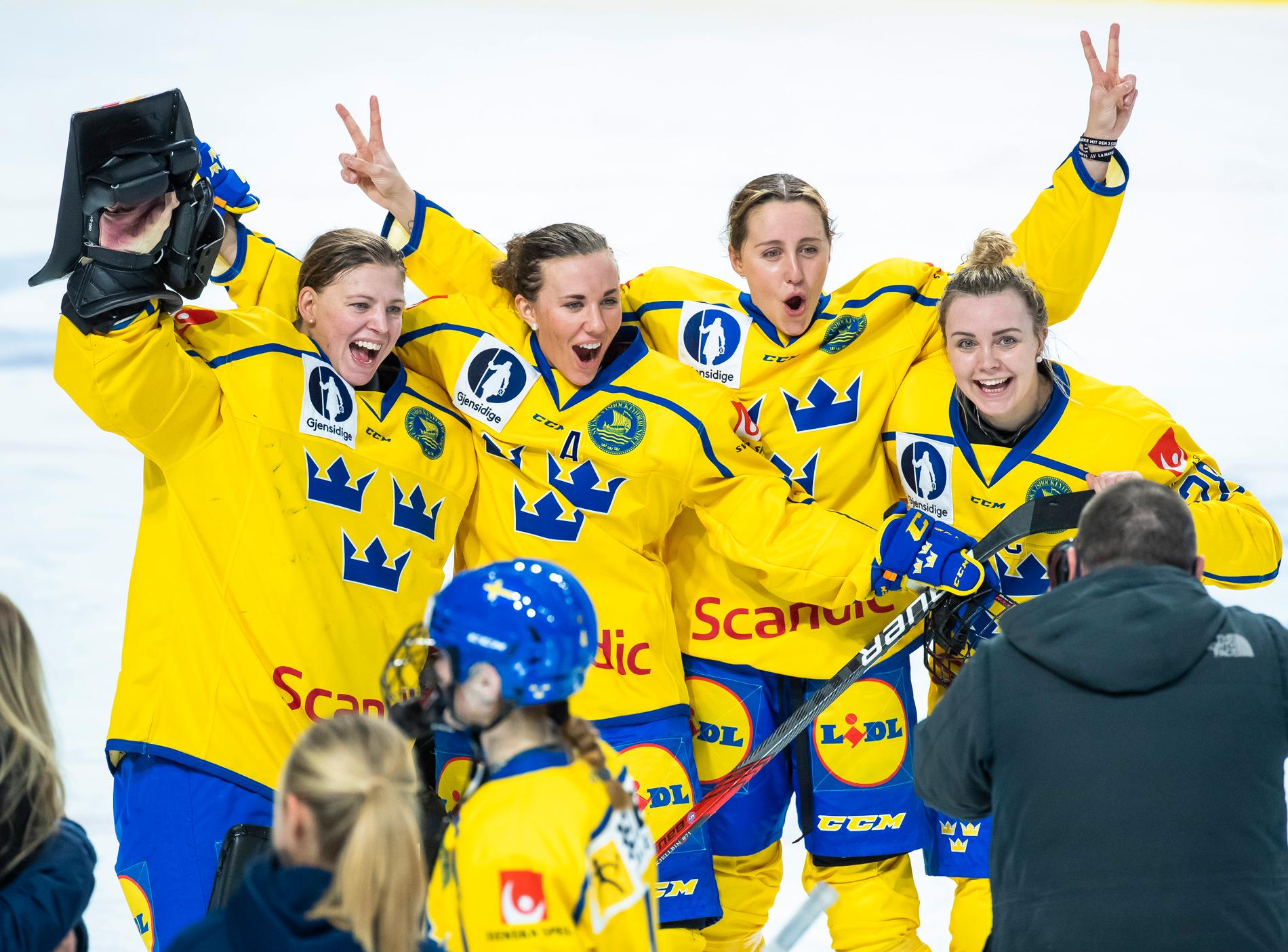 Sverige firar efter OS-kvalmatchen mot Frankrike.