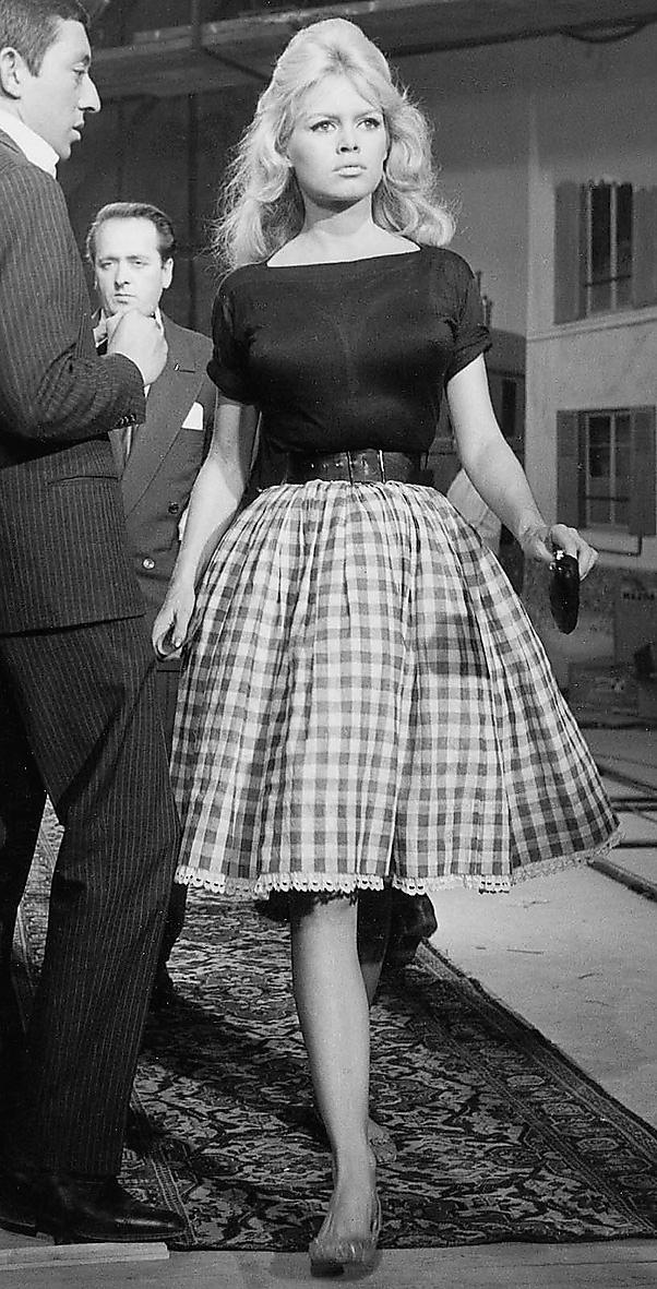 Stjärnan i de kläder som sedan blev hennes trademark – båtringad topp och Bardot-rutig kjol.