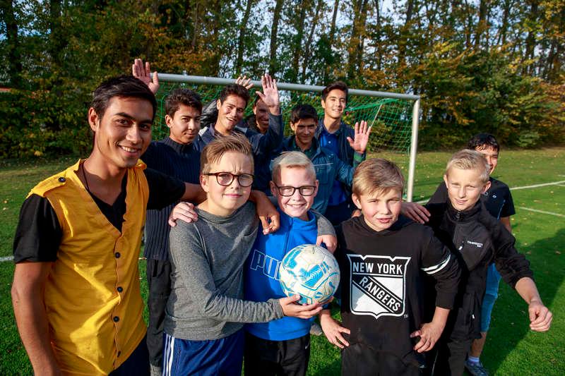SOM FOLK ÄR MEST 10-årige Linus Villaume och hans kompisar i Västra Ingelstad bjöd in 30 ensamkommande att spela fotboll - ett uppskattat initiativ. Foto