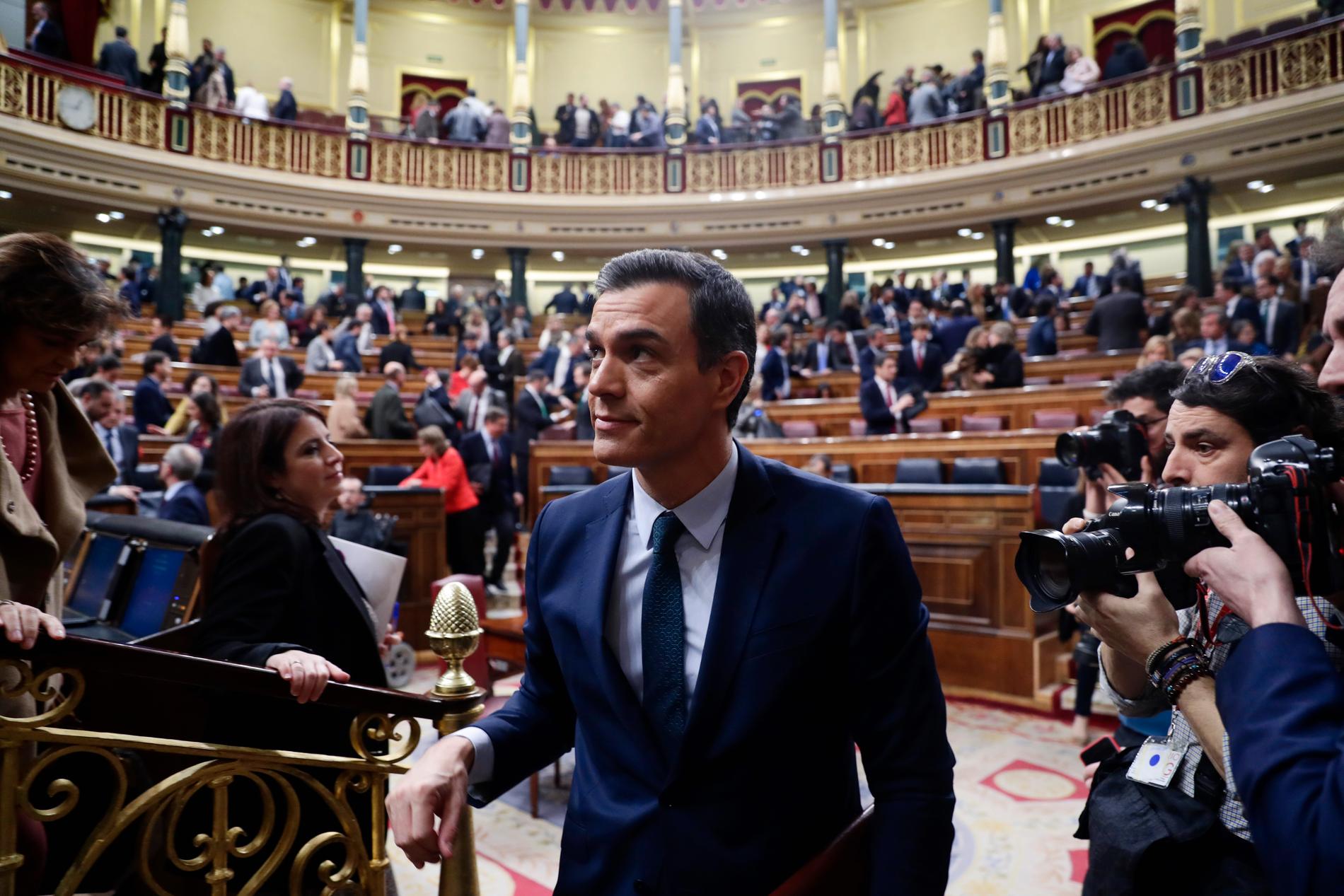 Den spanske tillförordnade premiärministern Pedro Sánchez lämnar kongressen efter den första voteringen. I dag, efter den andra voteringen, antas han bli ny regeringsbildare.